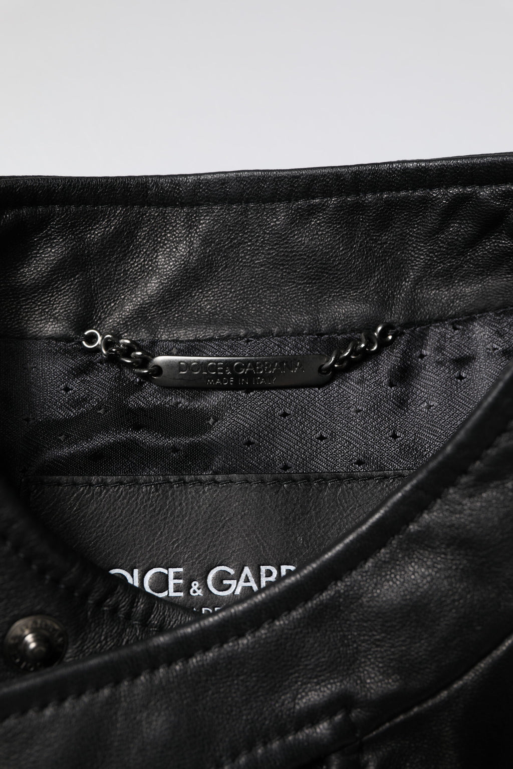 Veste en cuir noir Dolce & Gabbana Sheep Biker avec fermeture éclair complète, style moderne et détails élégants.