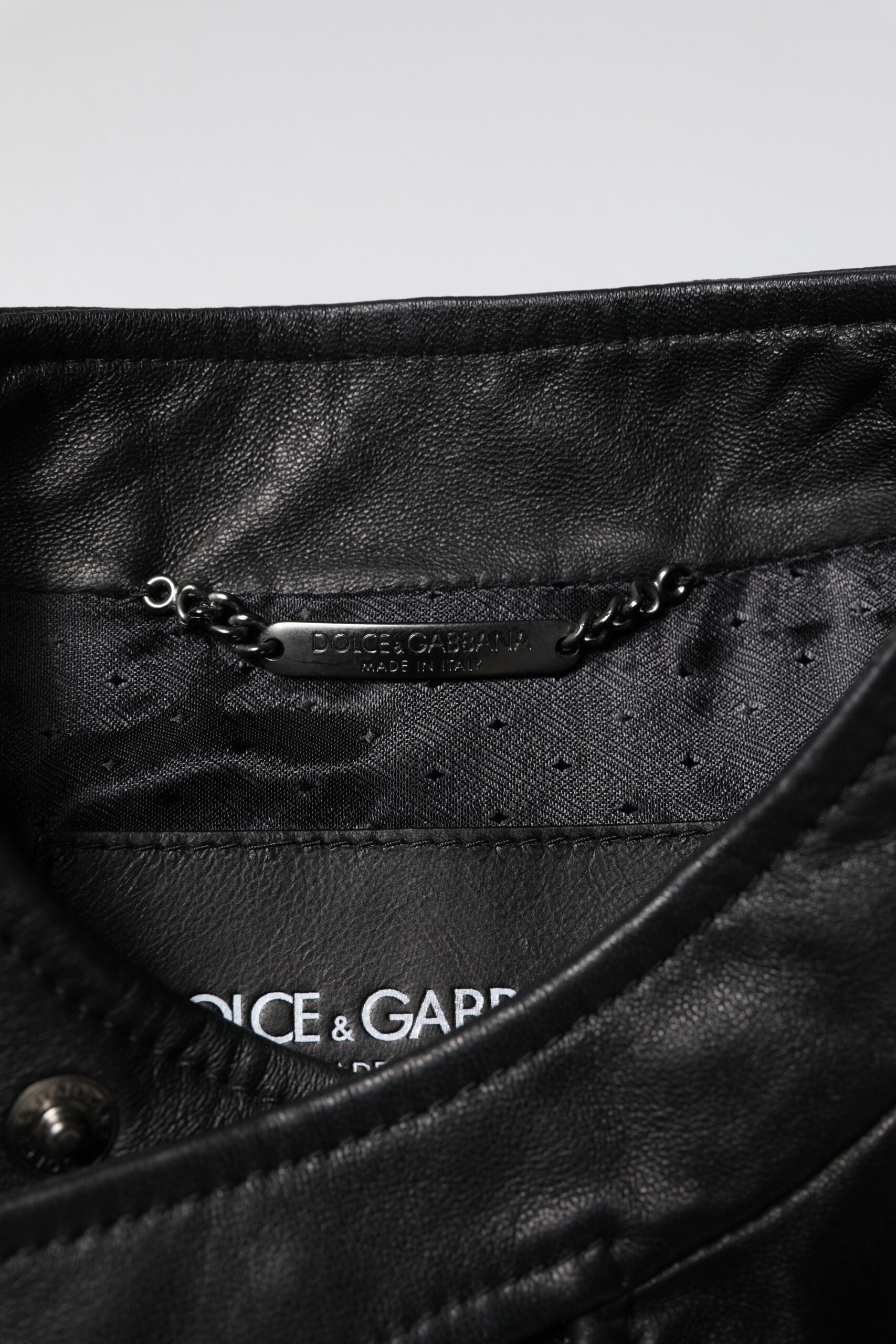 Veste en cuir noir Dolce & Gabbana Sheep Biker avec fermeture éclair complète, style moderne et détails élégants.