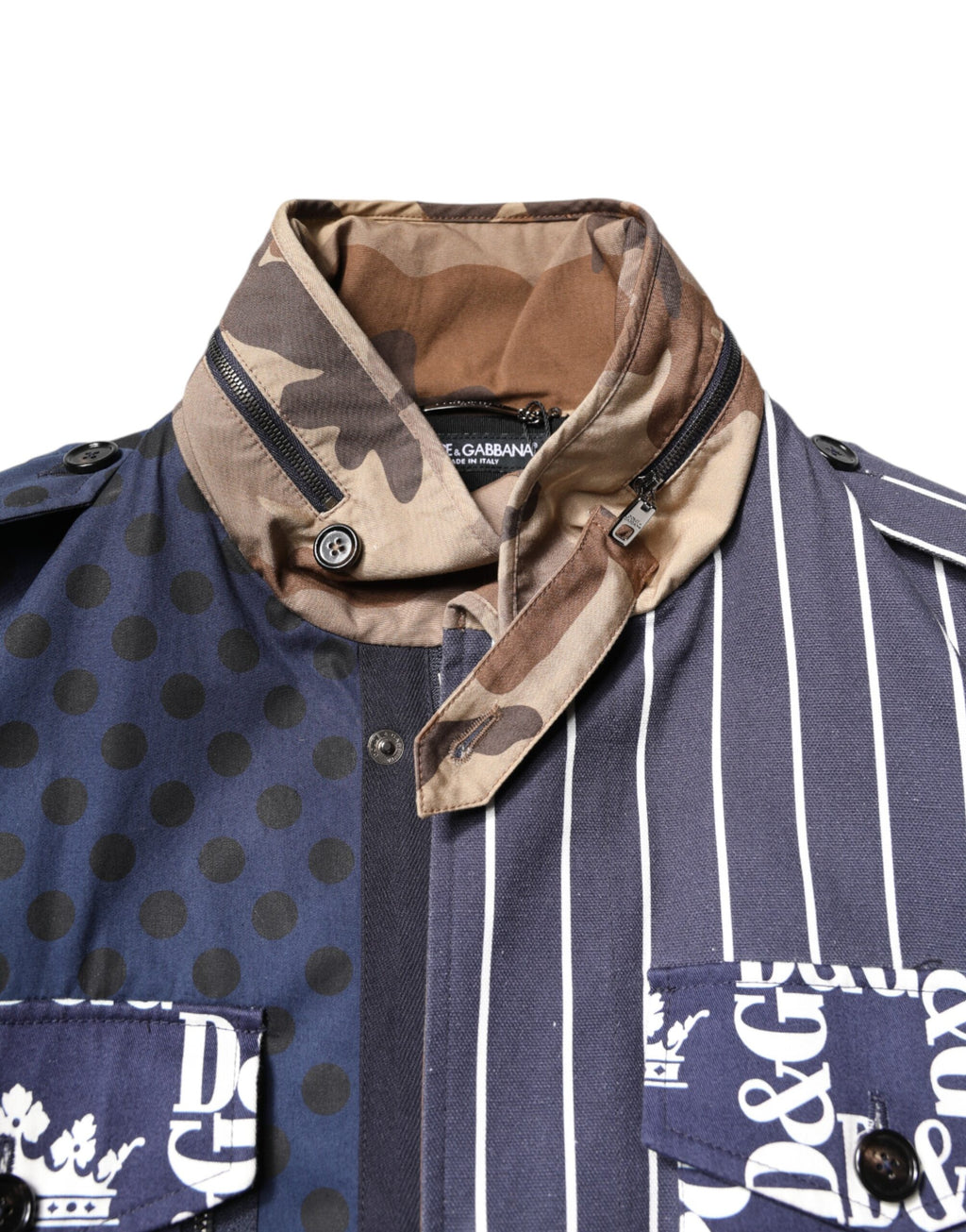 Manteau en coton multicolore Dolce & Gabbana avec patchs logo, veste élégante et tendance, visible en gros plan.