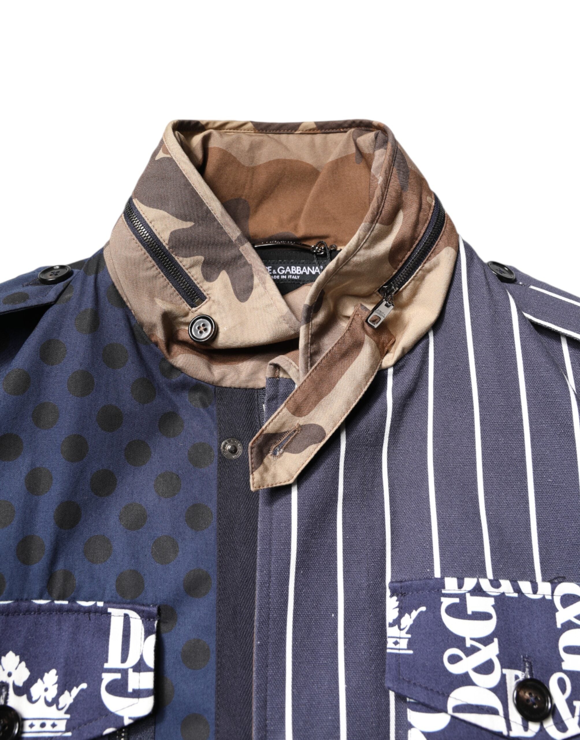 Manteau en coton multicolore Dolce & Gabbana avec patchs logo, veste élégante et tendance, visible en gros plan.