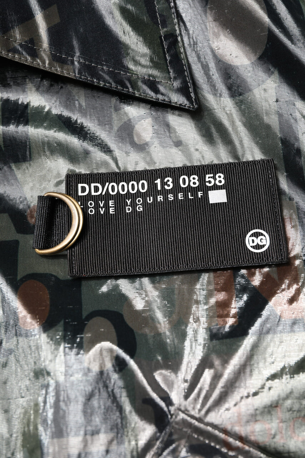 Veste bomber pleine de zip Dolce & Gabbana avec logo vert DG imprimé, style décontracté et moderne, vue de face.