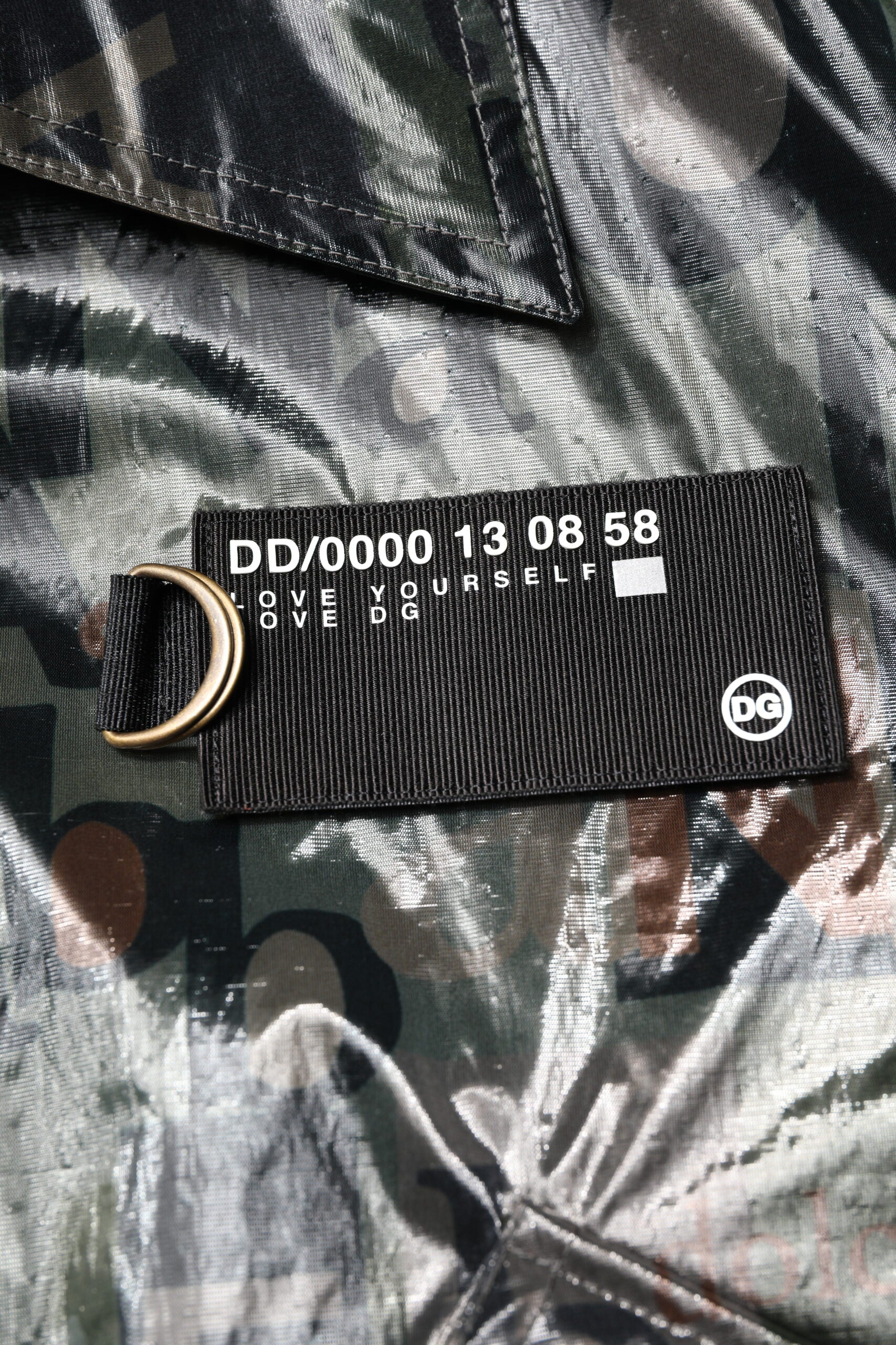 Veste bomber pleine de zip Dolce & Gabbana avec logo vert DG imprimé, style décontracté et moderne, vue de face.