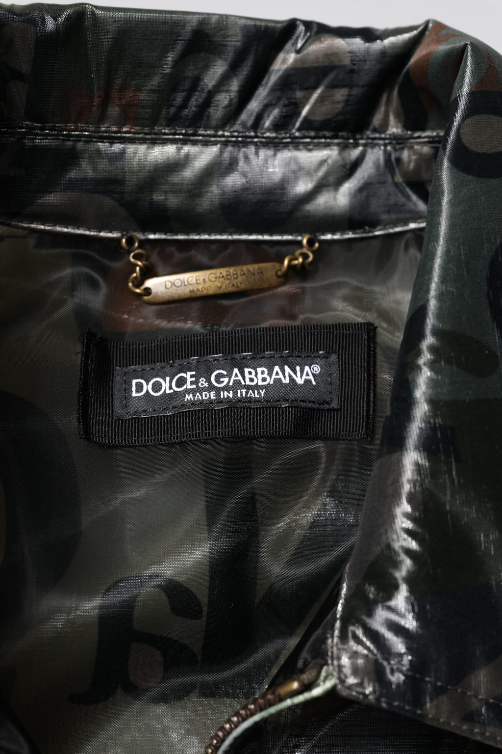 Veste bomber Dolce & Gabbana en vert avec logo DG imprimé, fermeture éclair complète, style décontracté et tendance.