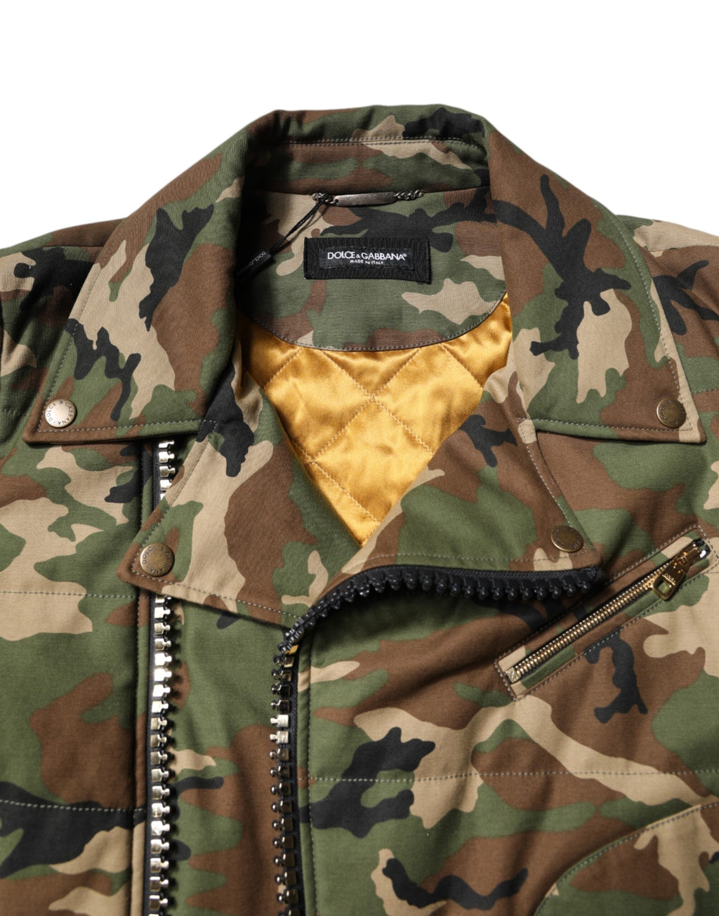 Veste de moto en nylon camouflage multicolore de Dolce & Gabbana, style tendance et détails modernes.