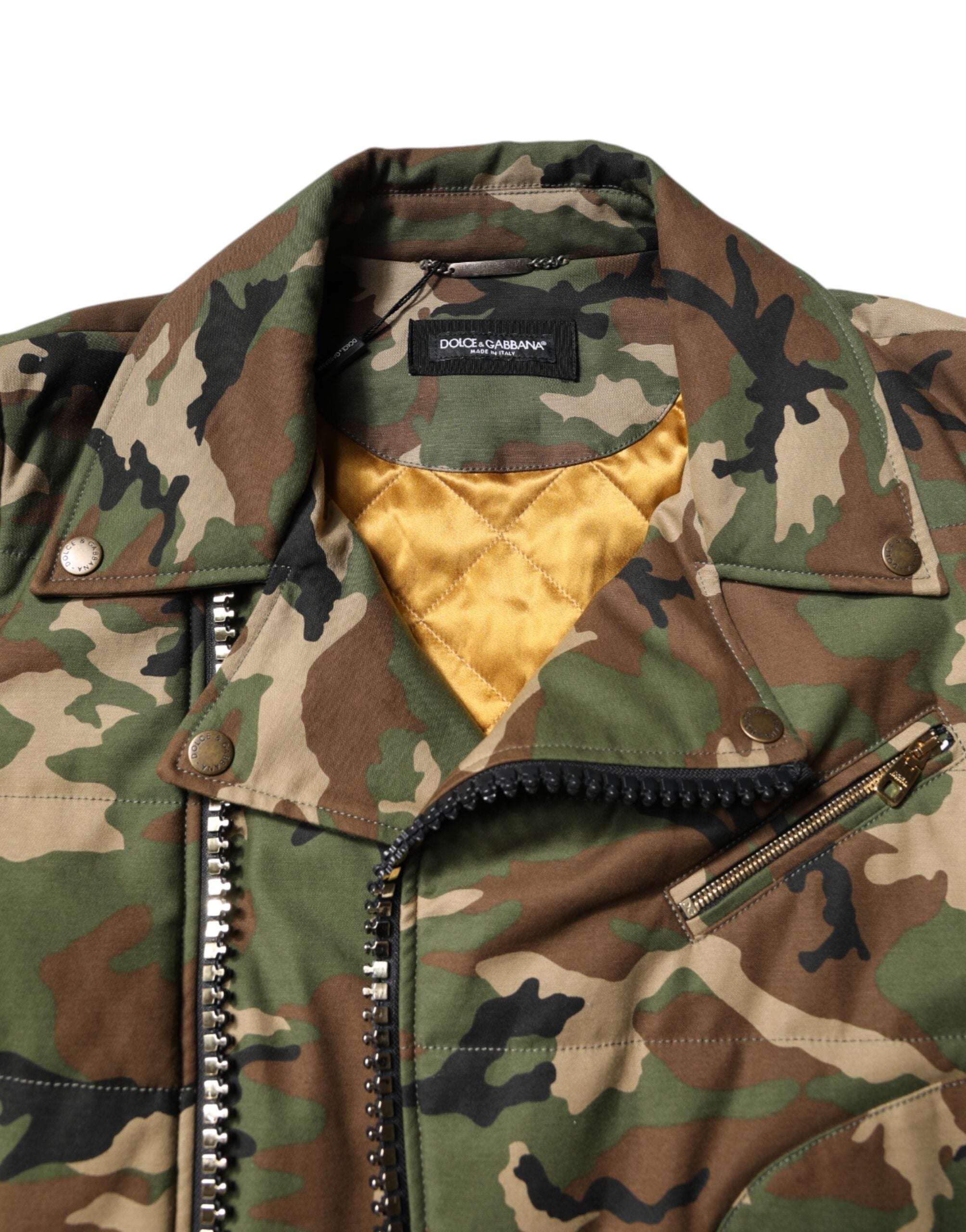 Veste de moto en nylon camouflage multicolore de Dolce & Gabbana, style tendance et détails modernes.