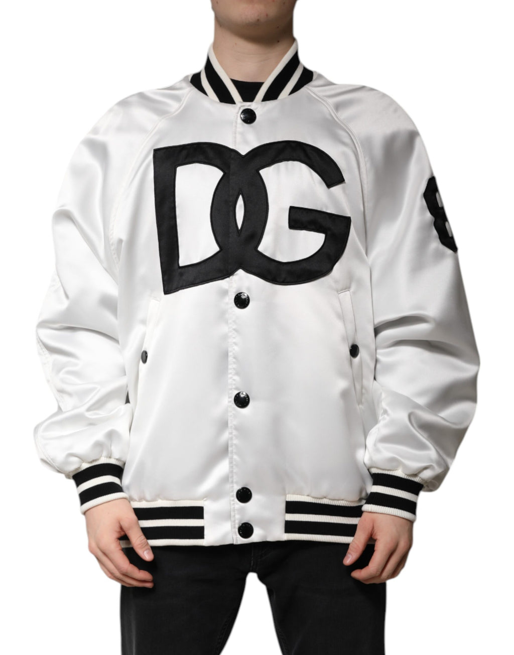 Veste bomber en polyester blanc avec logo DG de Dolce & Gabbana, style moderne et élégant, visible sur l'image.