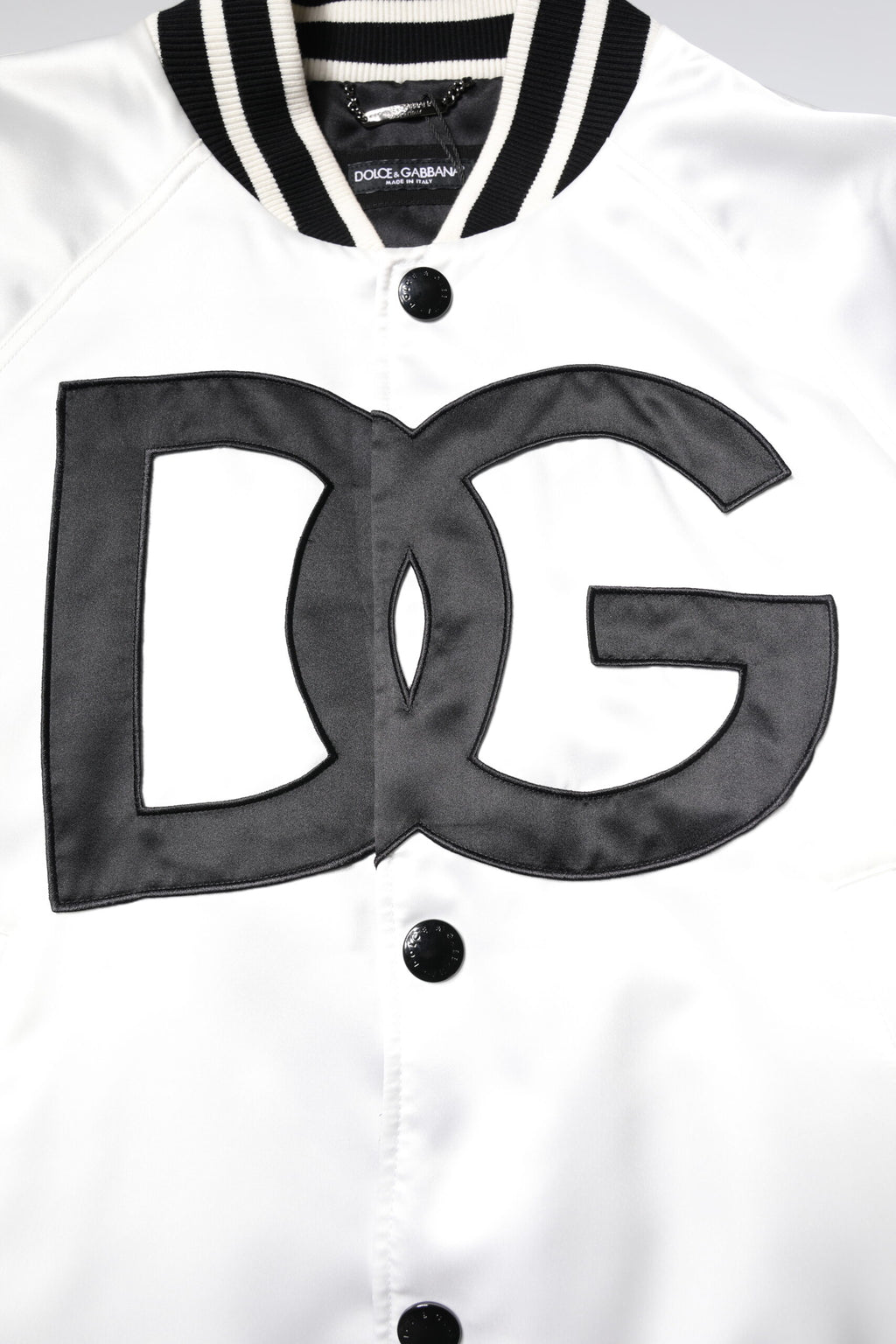 Veste bomber en polyester blanc Dolce & Gabbana avec logo DG, style décontracté et élégant, visible sur l'image.