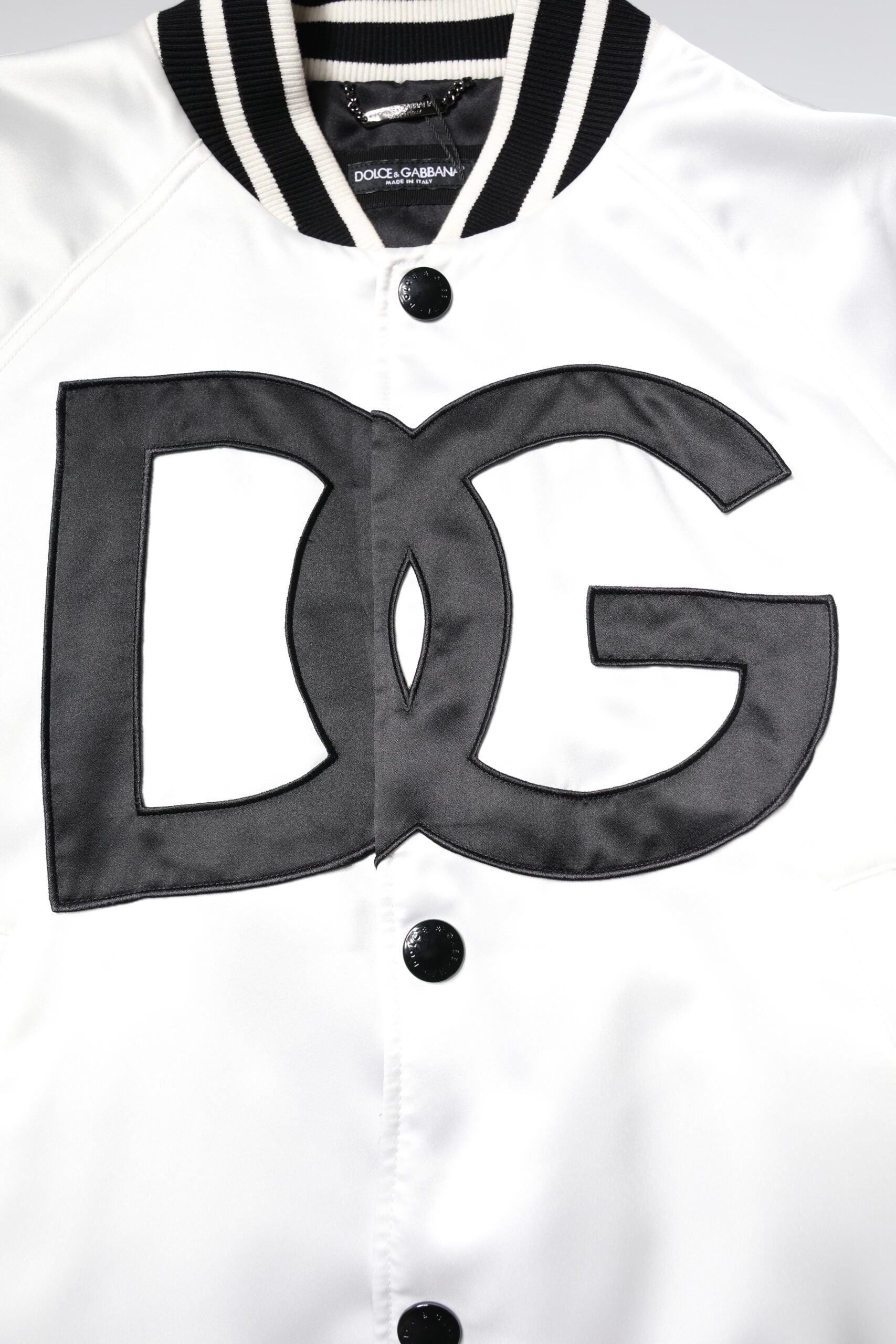 Veste bomber en polyester blanc Dolce & Gabbana avec logo DG, style décontracté et élégant, visible sur l'image.