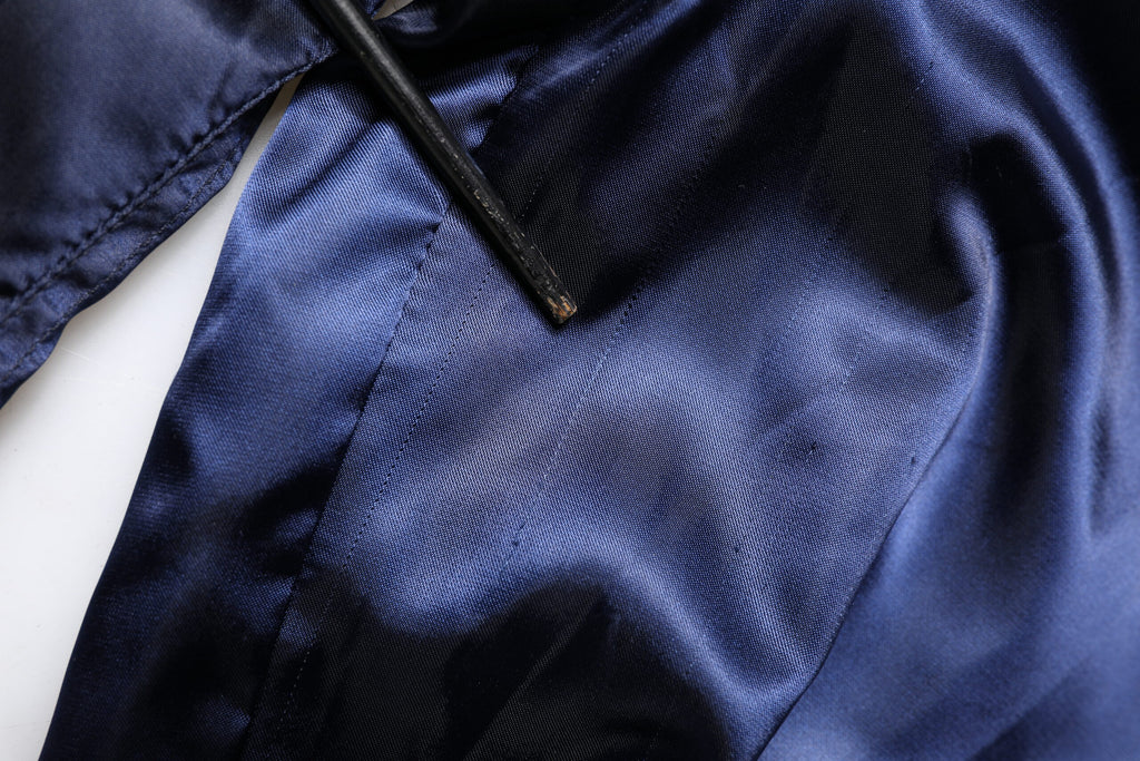 Veste bomber Dolce & Gabbana en nylon bleu avec zip complet et logo DG en or, style moderne et élégant.