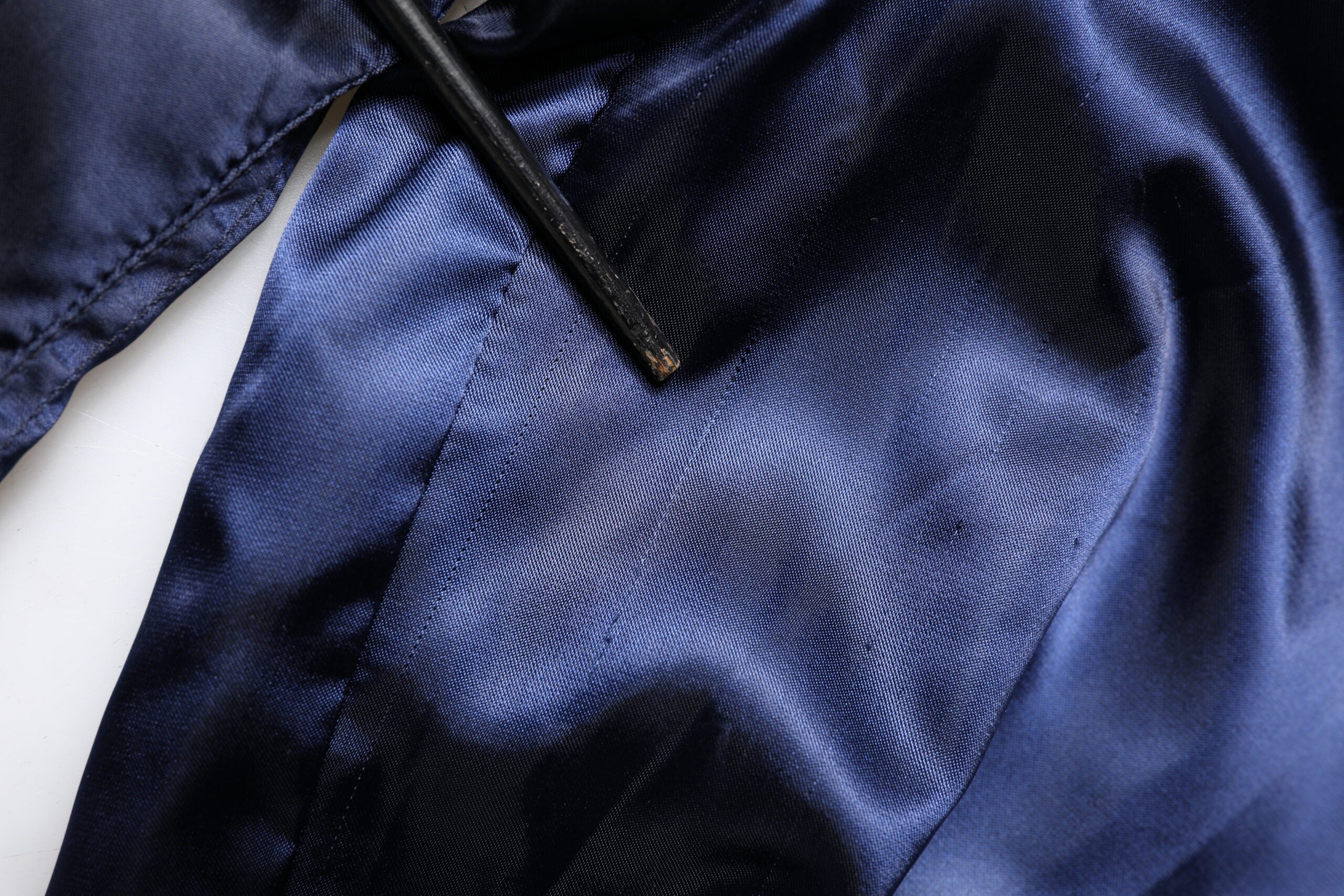 Veste bomber Dolce & Gabbana en nylon bleu avec zip complet et logo DG en or, style moderne et élégant.