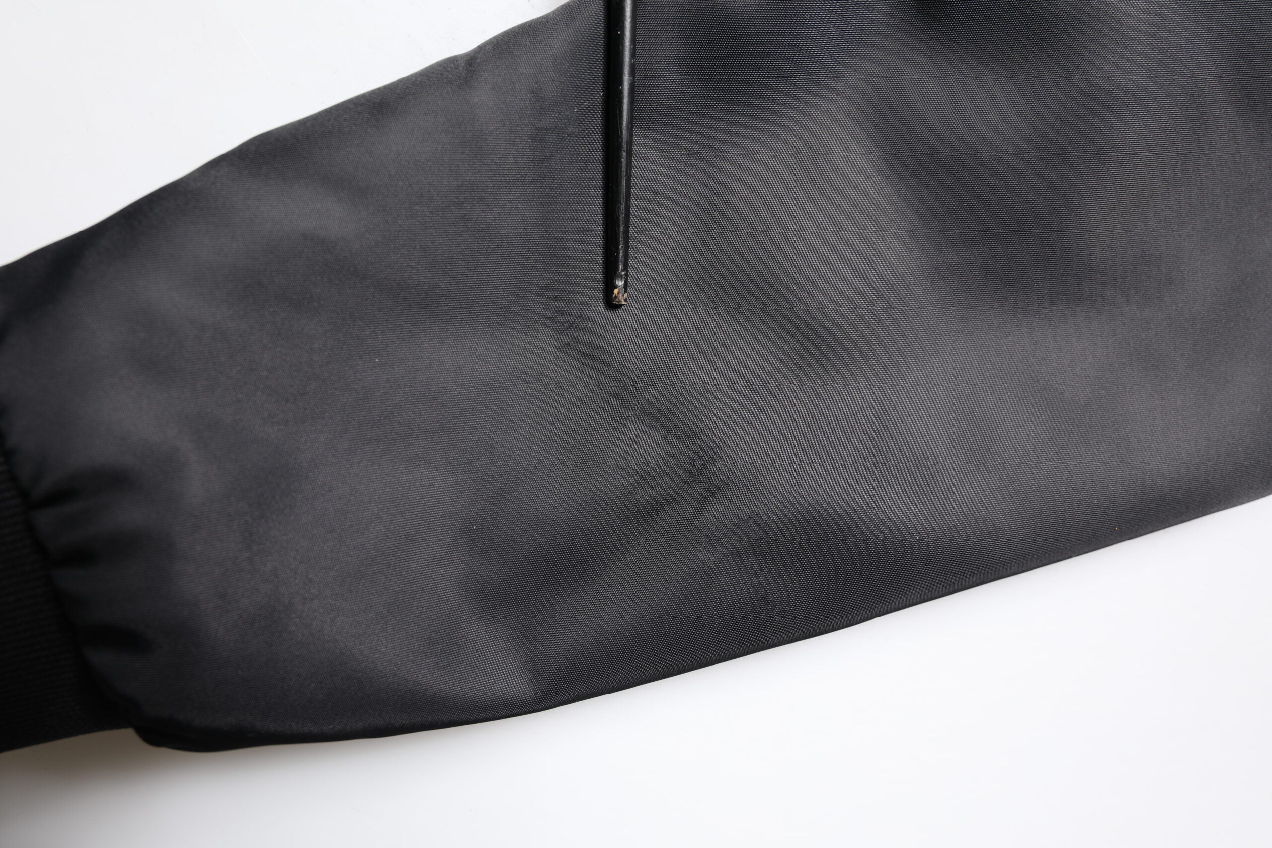 Veste noire en cuir d'agneau de style motard Dolce & Gabbana avec fermeture éclair complète, détails robustes et design élégant.