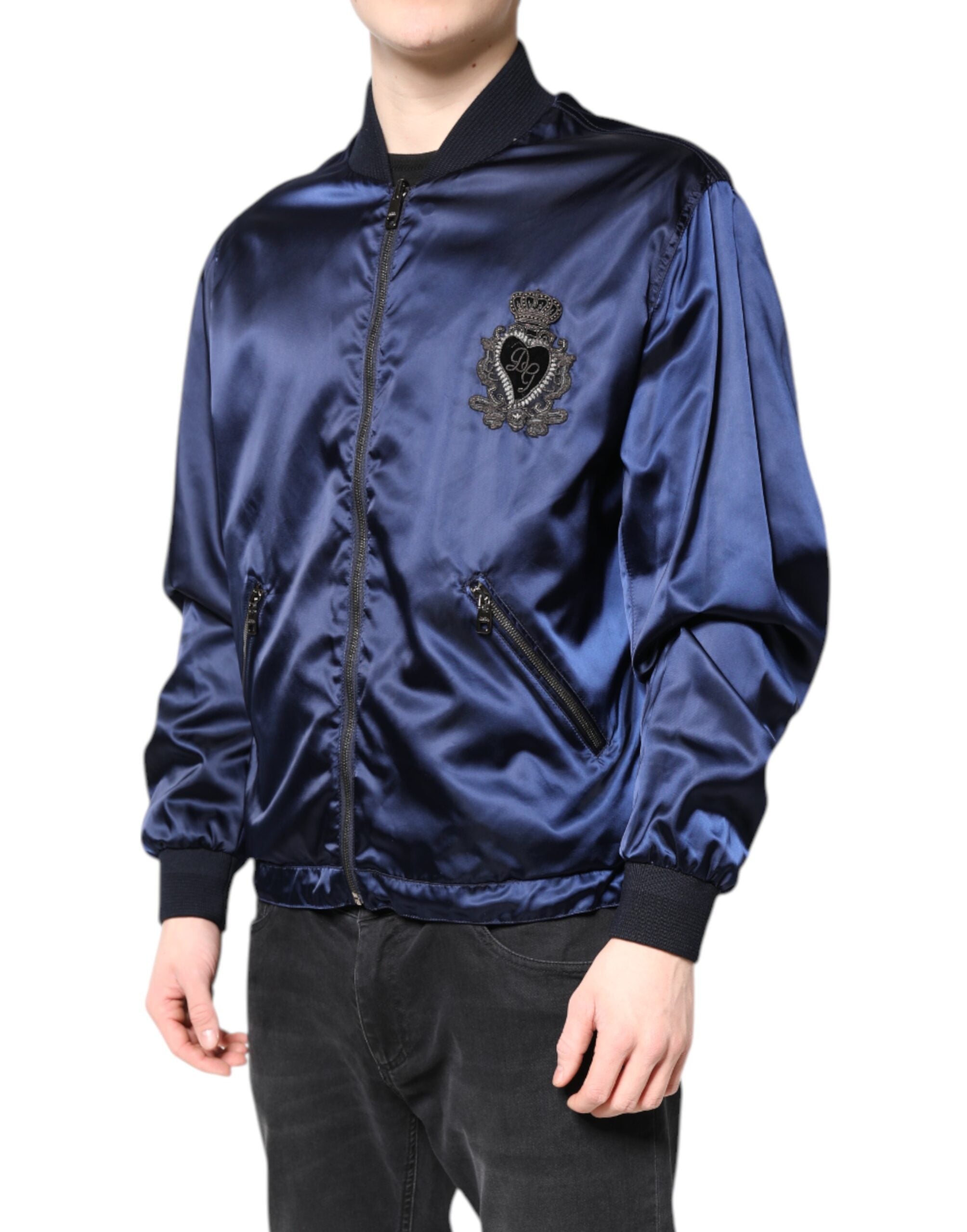 Veste bomber en nylon bleu Dolce & Gabbana avec fermeture éclair pleine, logo DG et détails de couronne sur le devant.