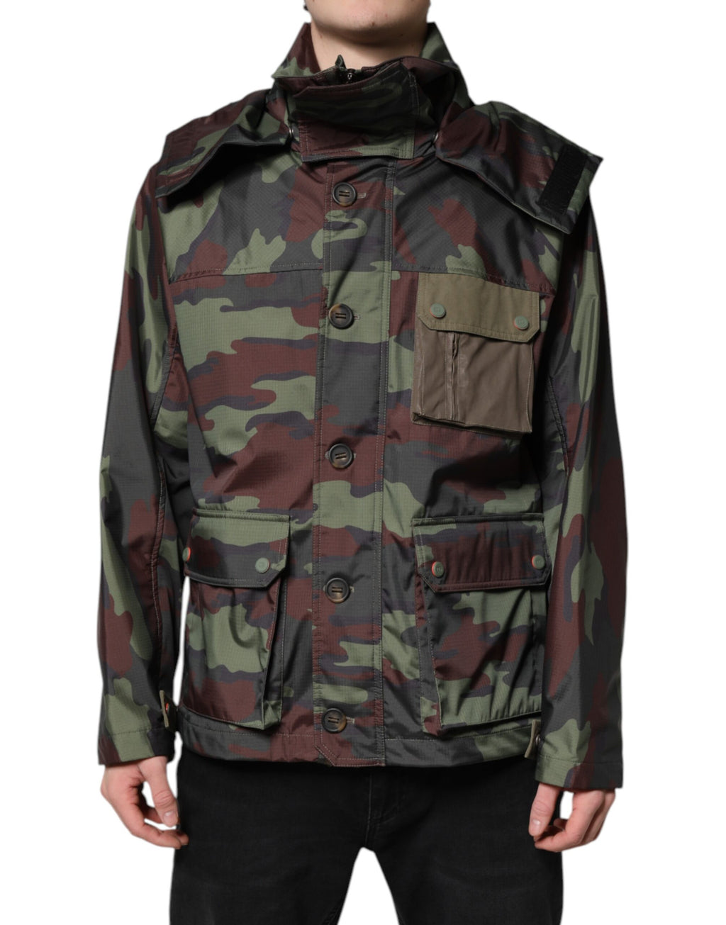 Veste à capuche Dolce & Gabbana avec motif camouflage multicolore, boutons et design moderne.