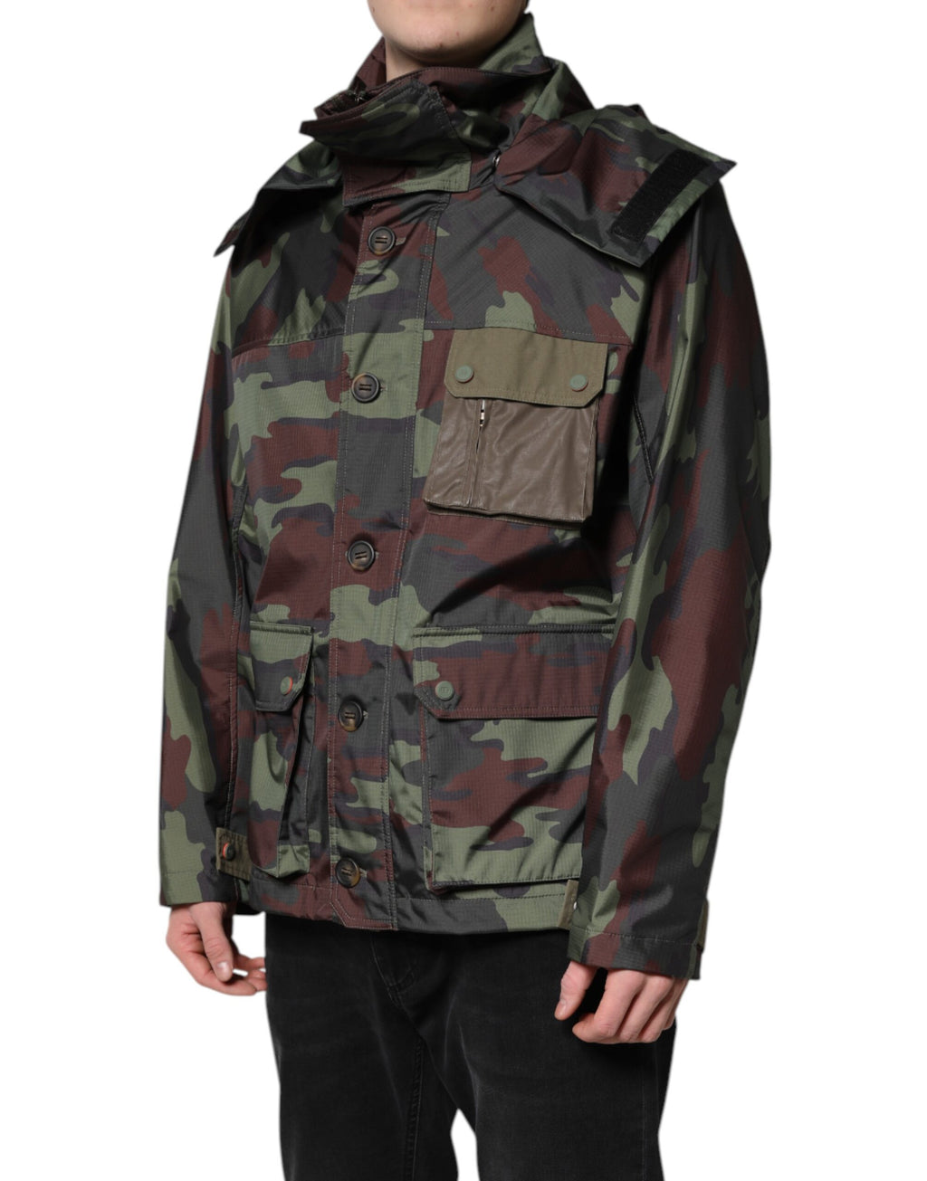 Veste à capuche camouflage multicolore de Dolce & Gabbana avec boutons, style tendance et design coloré.