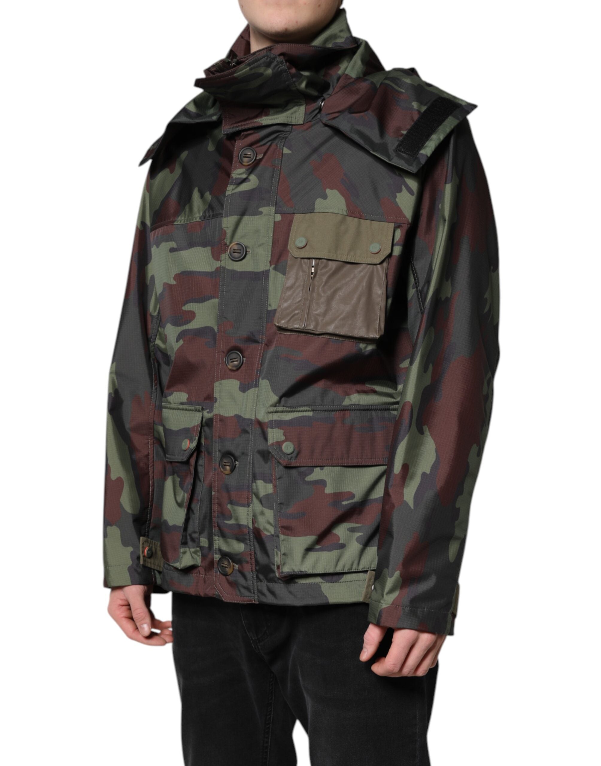 Veste à capuche camouflage multicolore de Dolce & Gabbana avec boutons, style tendance et design coloré.