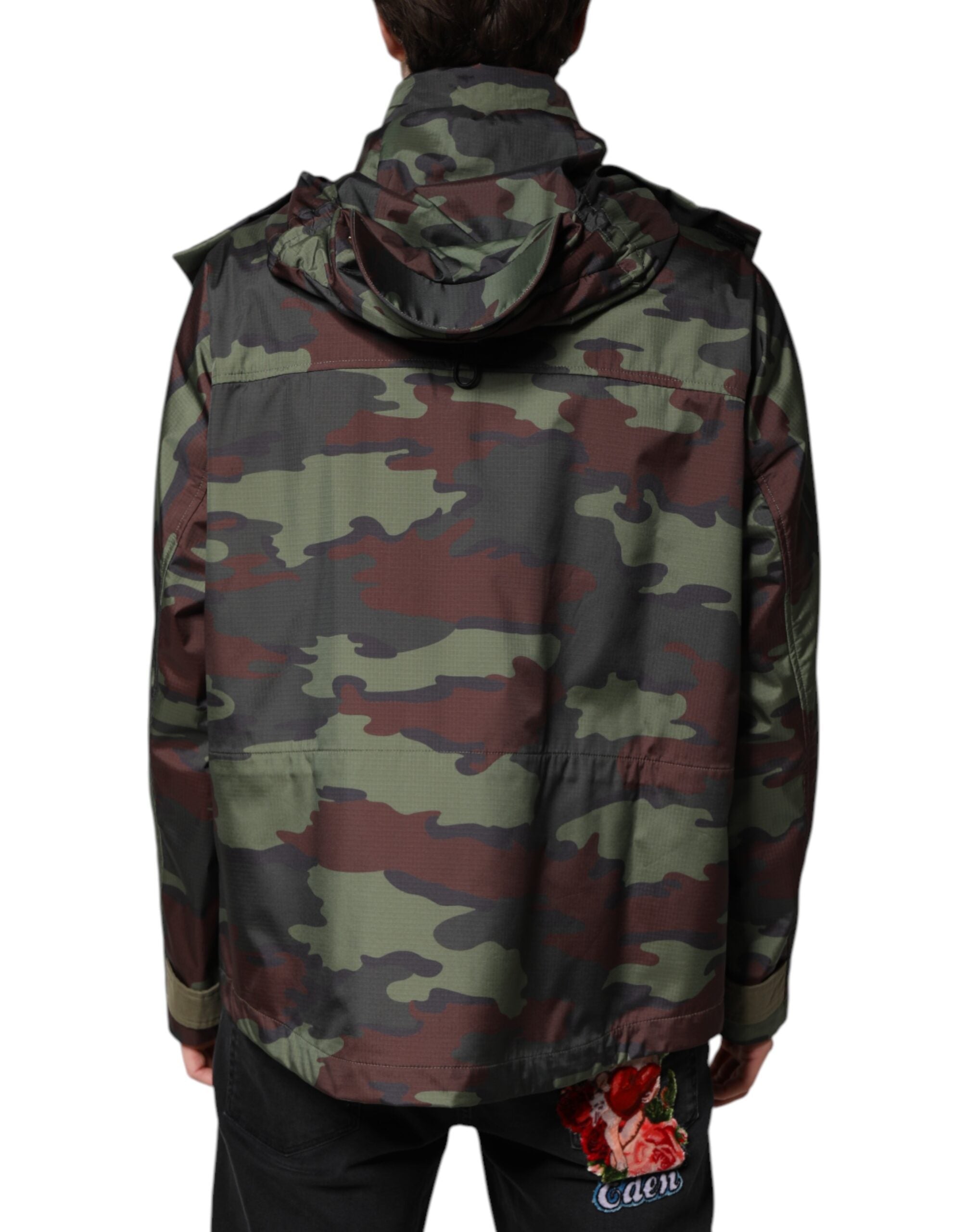Veste à capuche multicolore camouflage Dolce & Gabbana avec boutons et design tendance, vue de face.