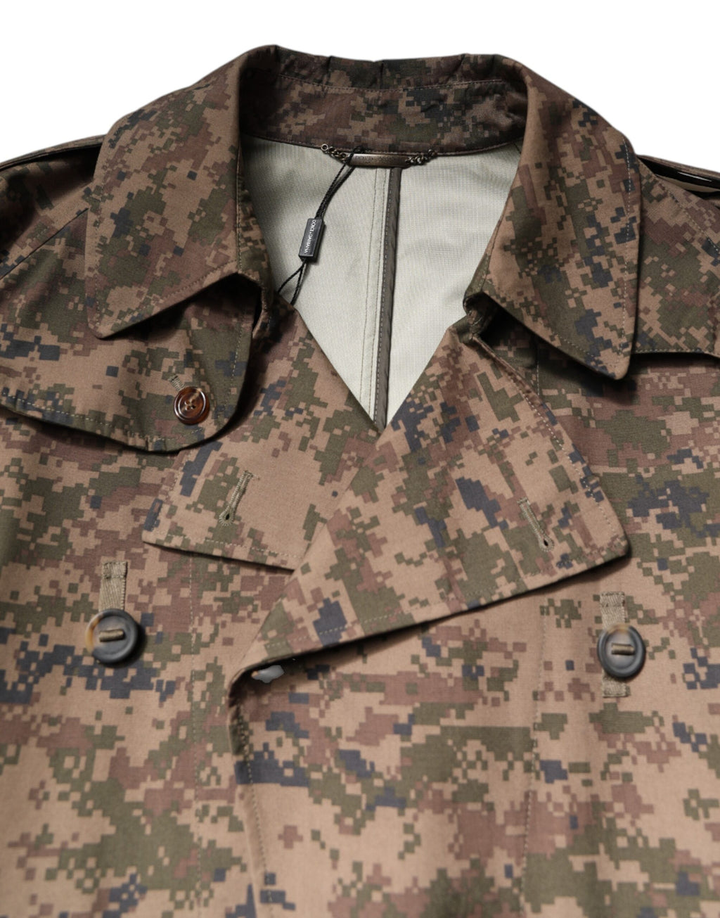 Manteau camouflage multicolore Dolce & Gabbana à double boutonnage, veste élégante avec détails modernes.