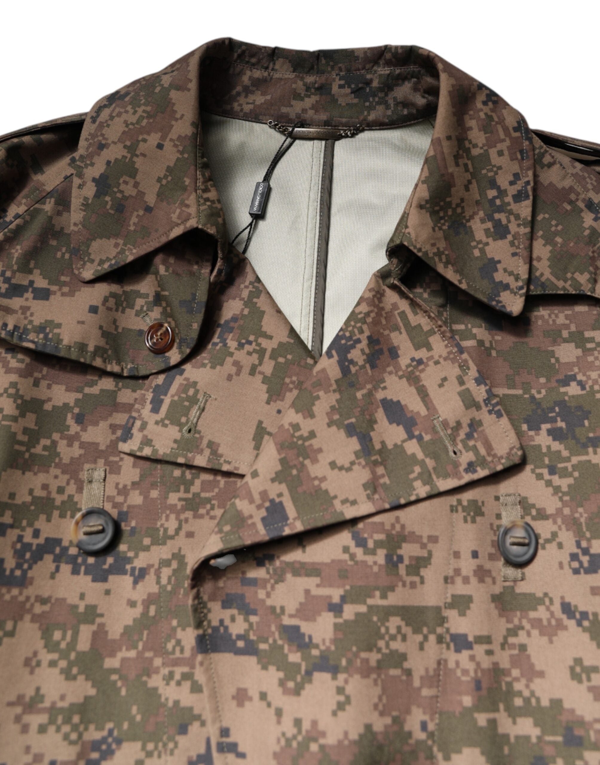 Manteau camouflage multicolore Dolce & Gabbana à double boutonnage, veste élégante avec détails modernes.