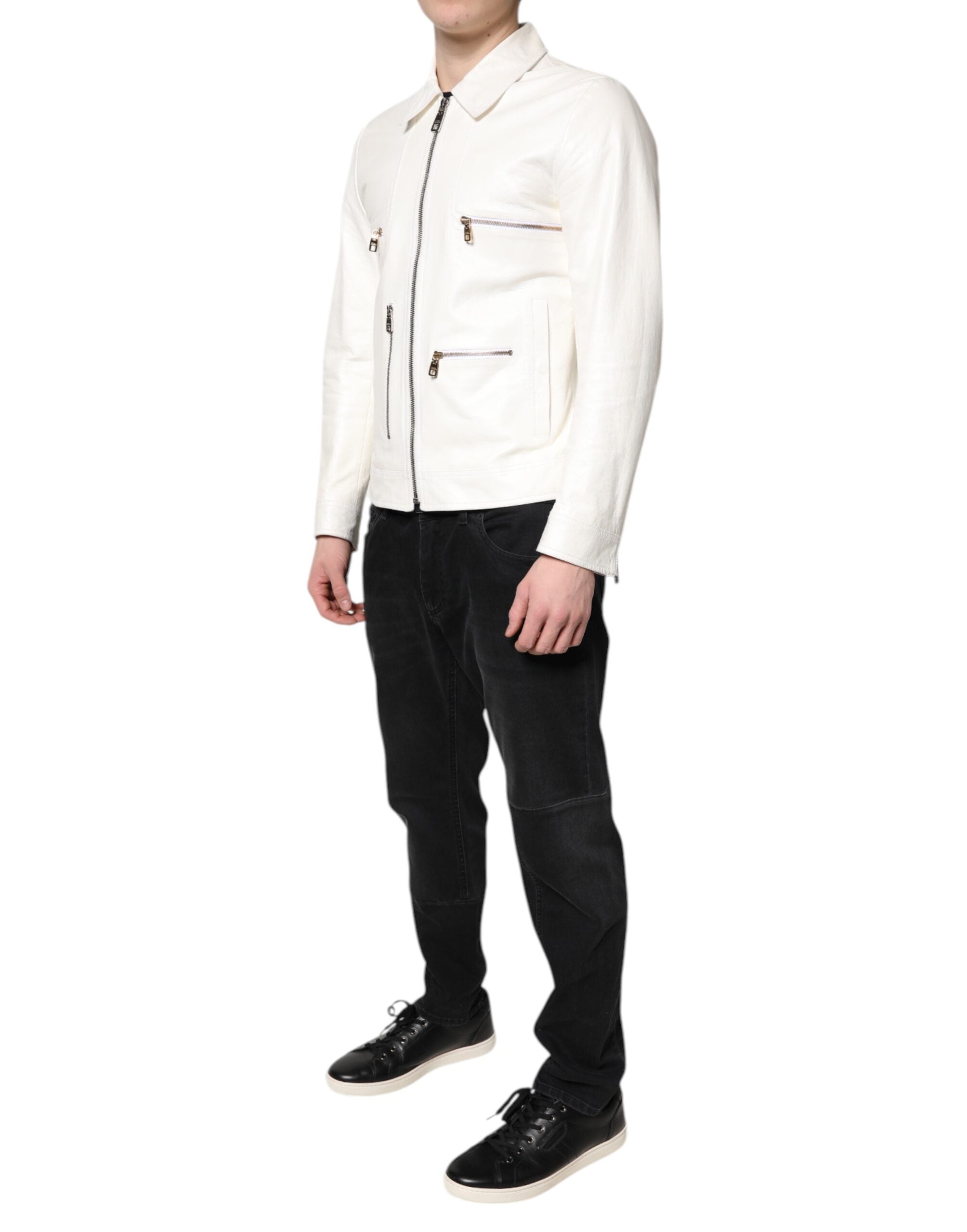 Veste en cuir blanche Dolce & Gabbana à col montant et fermeture éclair complète, style blouson biker élégant.