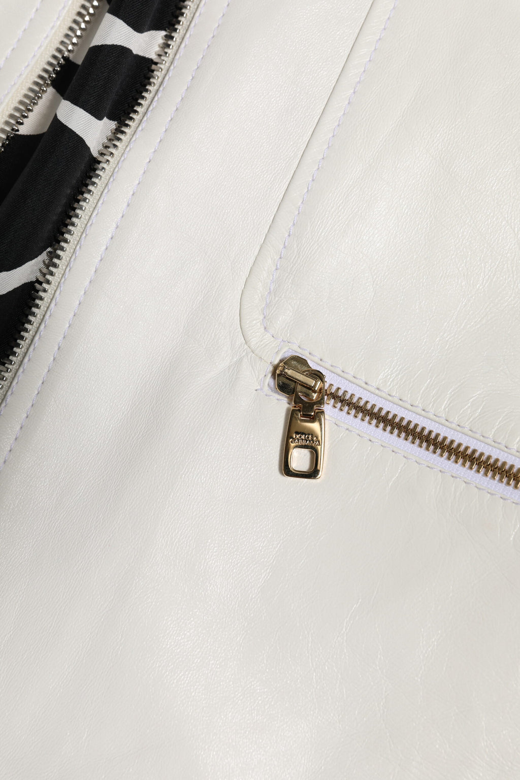 Veste blanche Dolce & Gabbana en cuir avec col rabattu et fermeture éclair complète, style blouson motard.