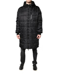 Veste parka noire avec capuche Dolce & Gabbana pour homme, manteau d'hiver élégante avec fermeture éclair et poches.