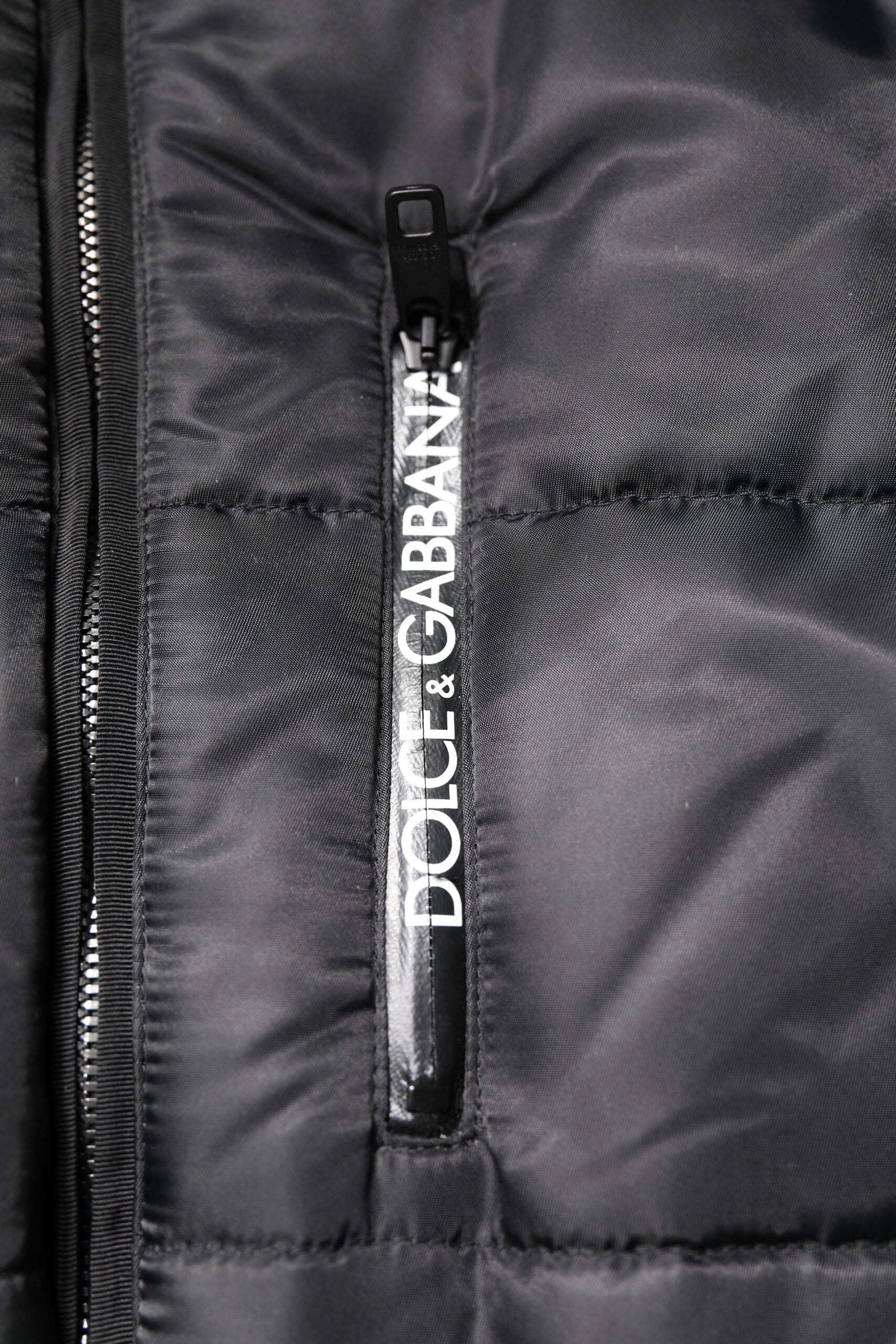 Veste parka noire à capuche pour homme de Dolce & Gabbana, manteau d'hiver élégant avec fermeture éclair et poches.