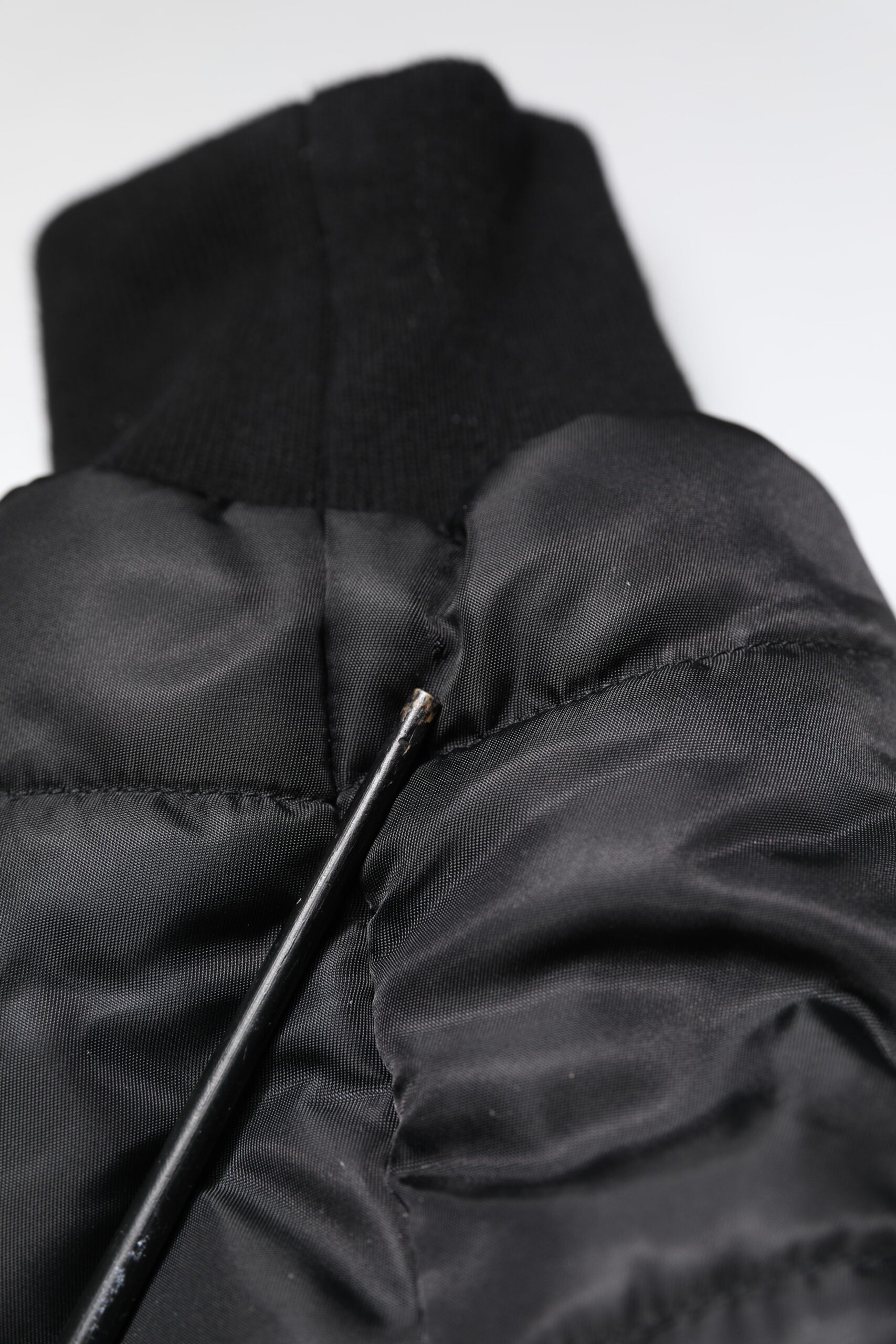 Veste parka noire pour homme avec capuche Dolce & Gabbana, manteau d'hiver élégant en tissu épais, fermeture zippée et poches latérales