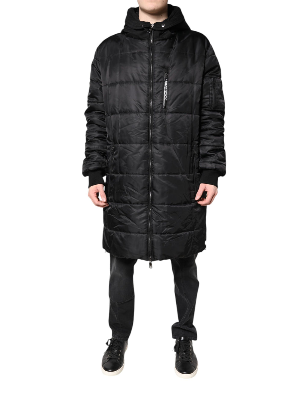 Manteau parka noir Dolce & Gabbana avec capuche, idéal pour l'hiver, en tissu épais et confortable.