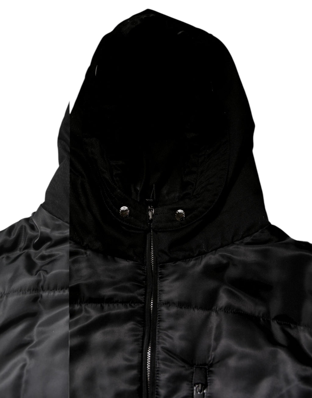 Manteau d'hiver noir Dolce & Gabbana avec capuche, parka chaude, idéal pour la saison froide, visible avec détails de couture.