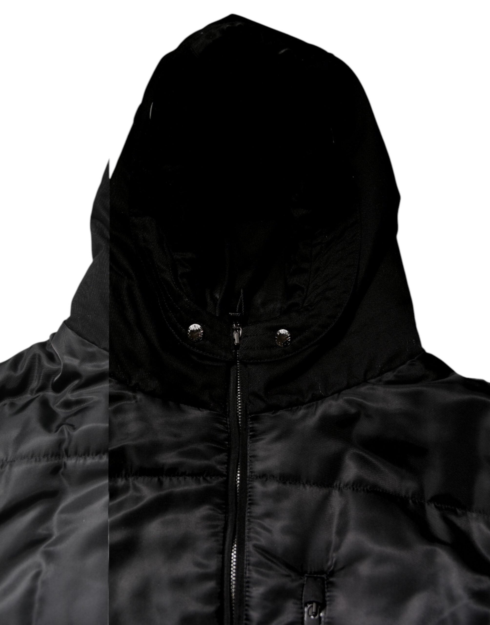 Manteau d'hiver noir Dolce & Gabbana avec capuche, parka chaude, idéal pour la saison froide, visible avec détails de couture.