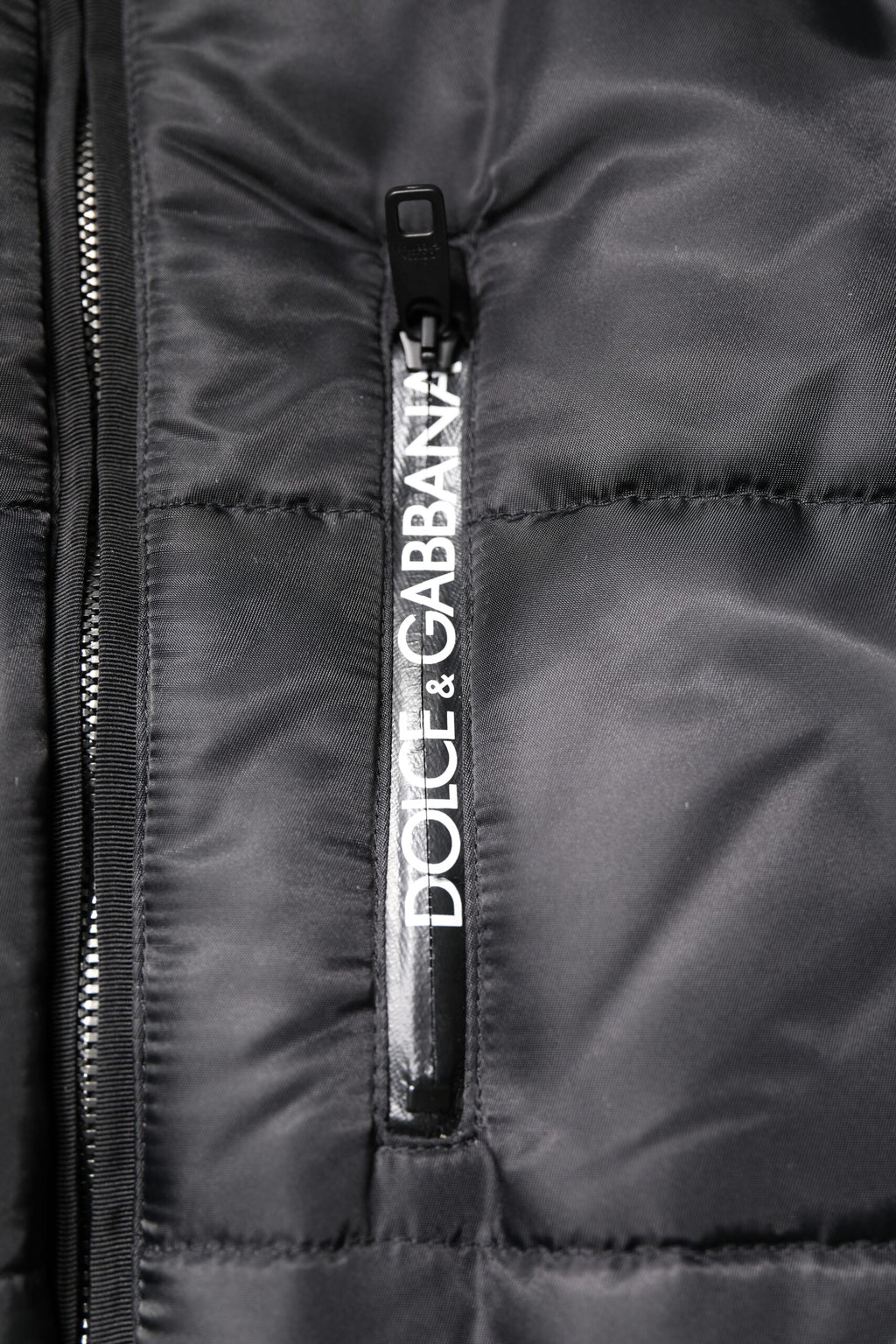 Manteau d'hiver noir Dolce & Gabbana avec capuche, parka chaude et élégante pour femmes ou hommes.