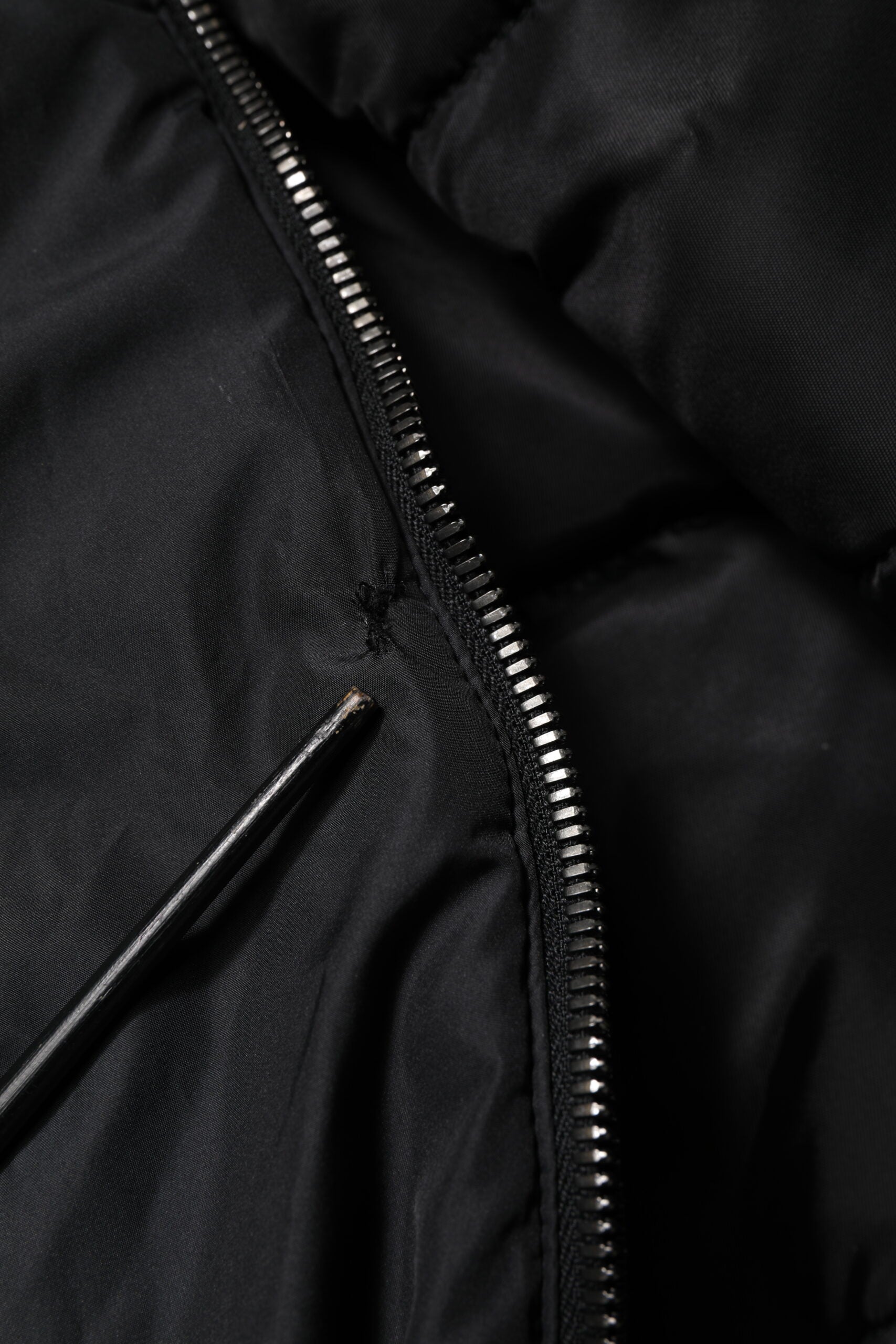 Veste d'hiver parka noire avec capuche Dolce & Gabbana, manteau chaud et élégant pour la saison froide.
