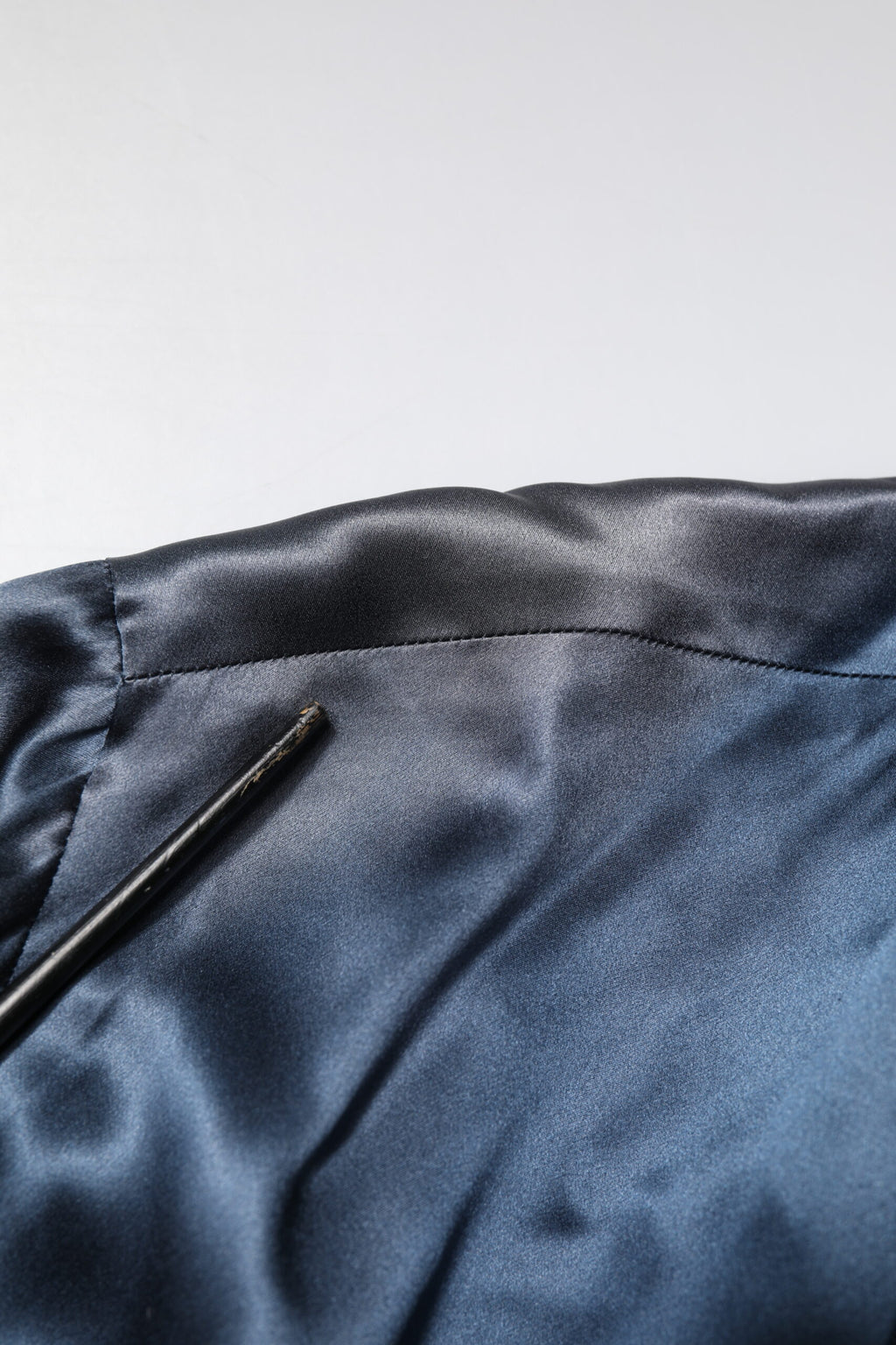 Robe de chambre en soie bleue Dolce & Gabbana pour homme, style wrap, coat ou veste élégante et confortable.