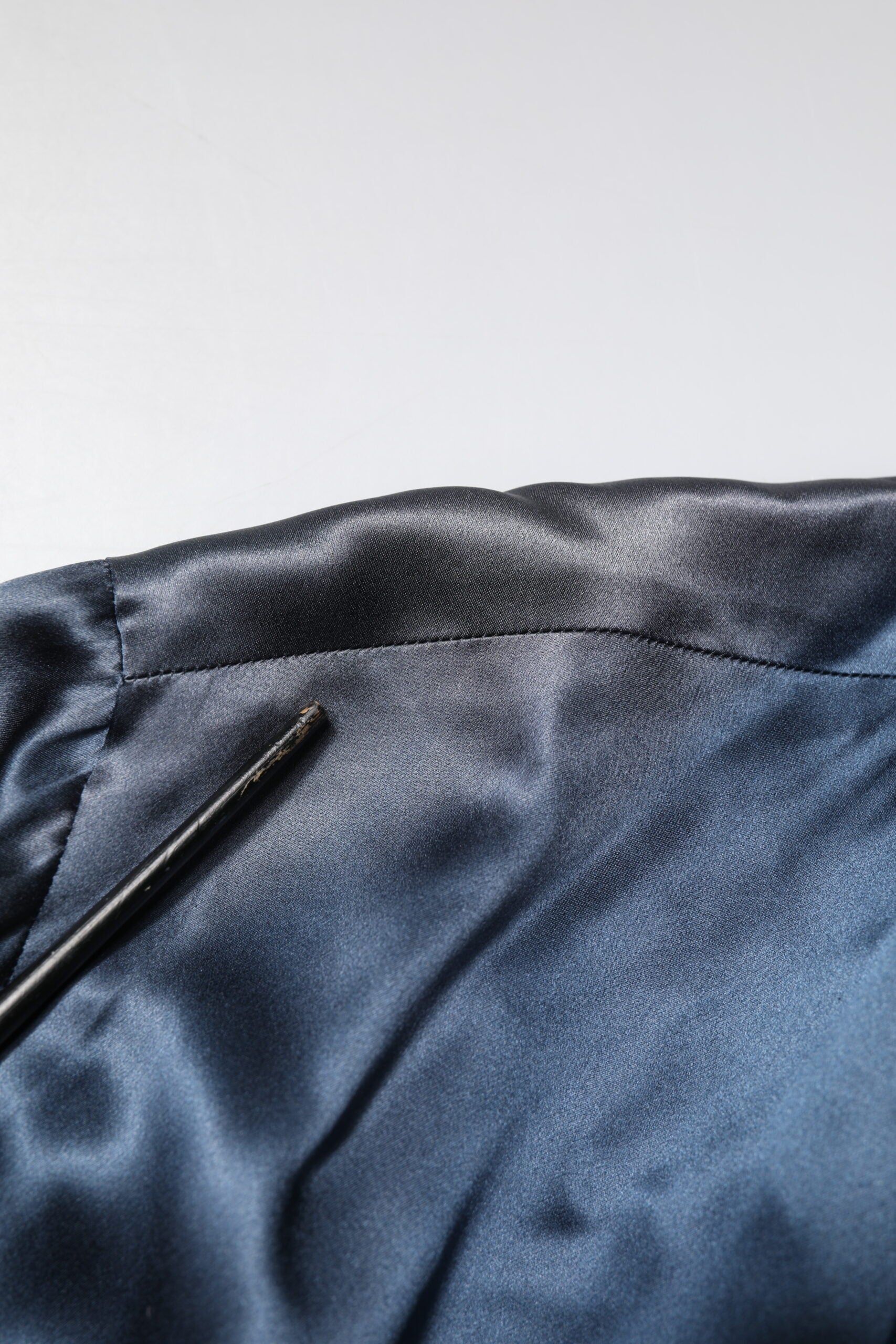 Robe de chambre en soie bleue Dolce & Gabbana pour homme, style wrap, coat ou veste élégante et confortable.