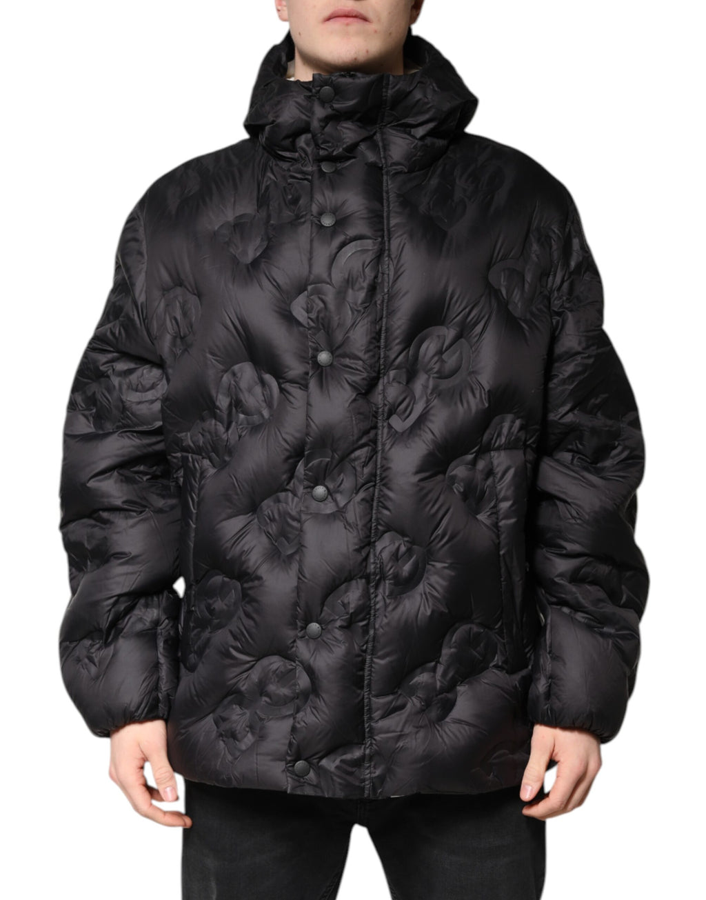Doudoune noire Dolce & Gabbana à capuche pour l'hiver avec fermeture éclair et poches latérales, vue de face.