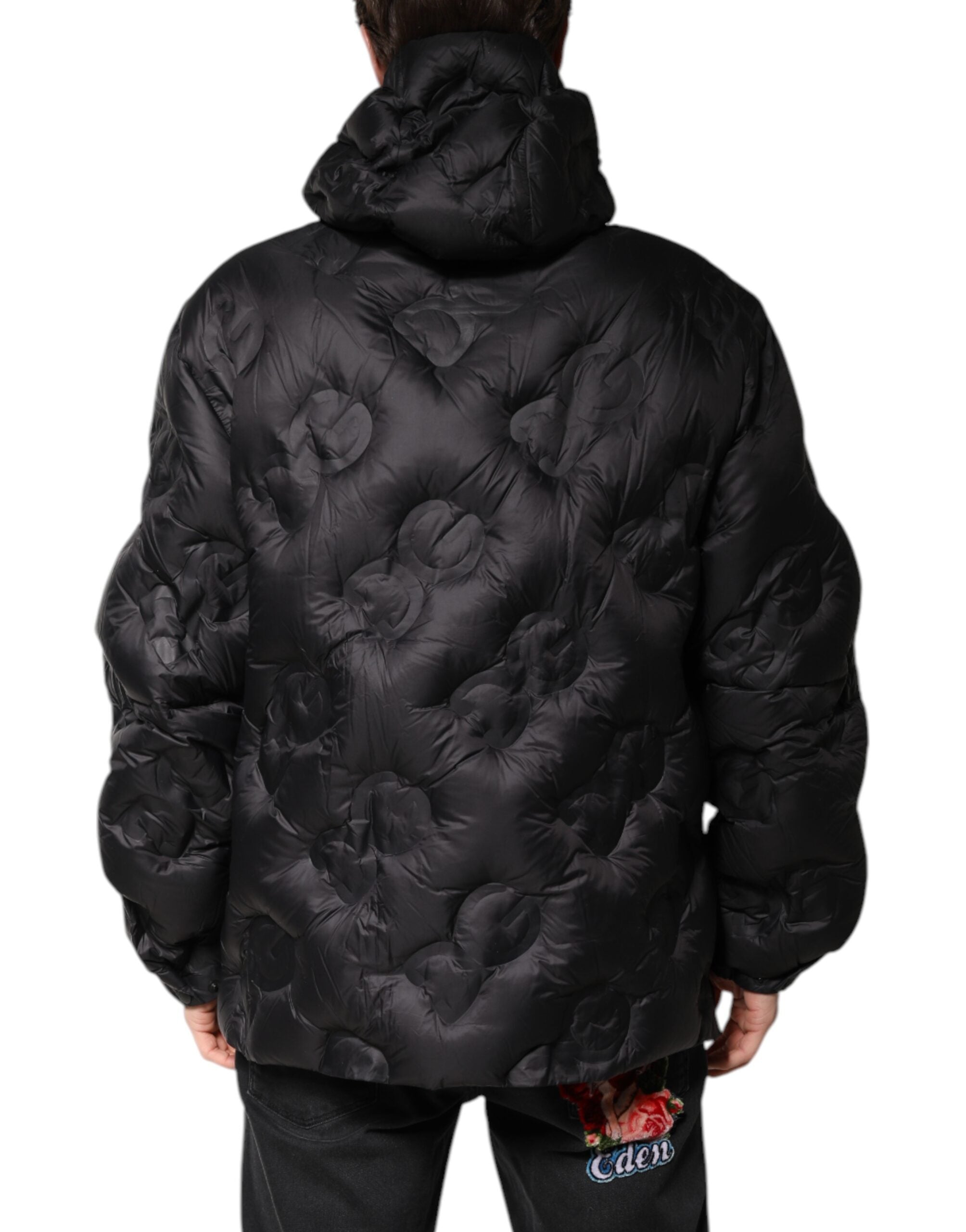 Manteau d'hiver noir Dolce & Gabbana avec capuche, parka chaude et élégante pour la saison froide, vue de face.