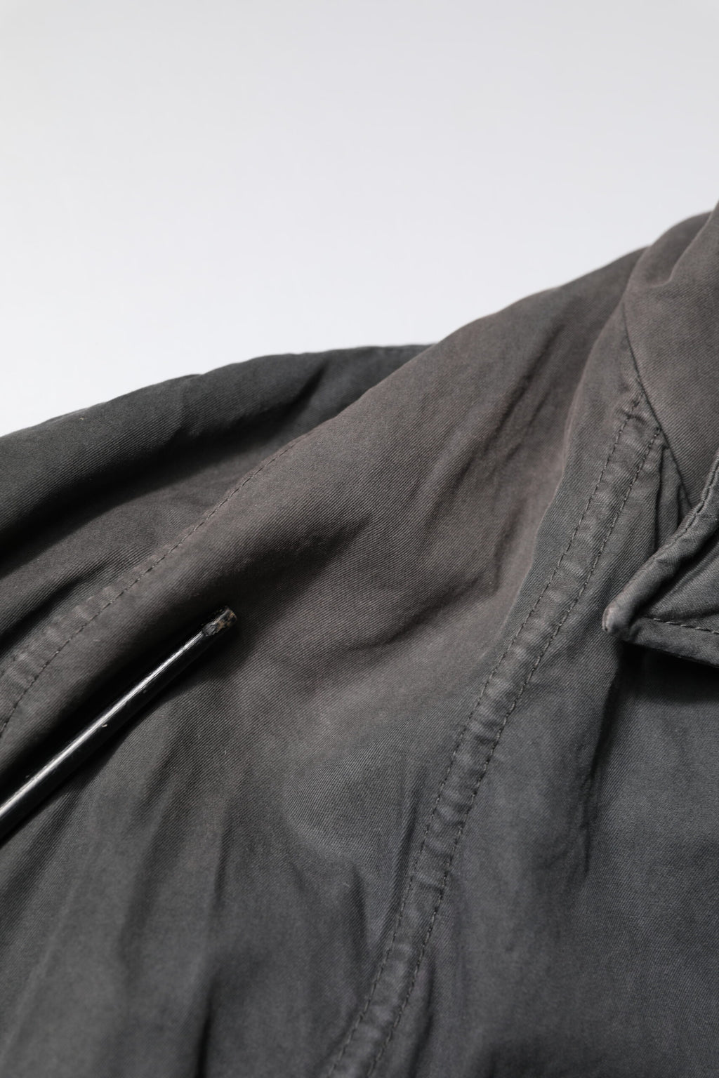 Veste noire en coton Dolce & Gabbana avec col, coupe élégante, style classique et tissu solide visible sur l'image.