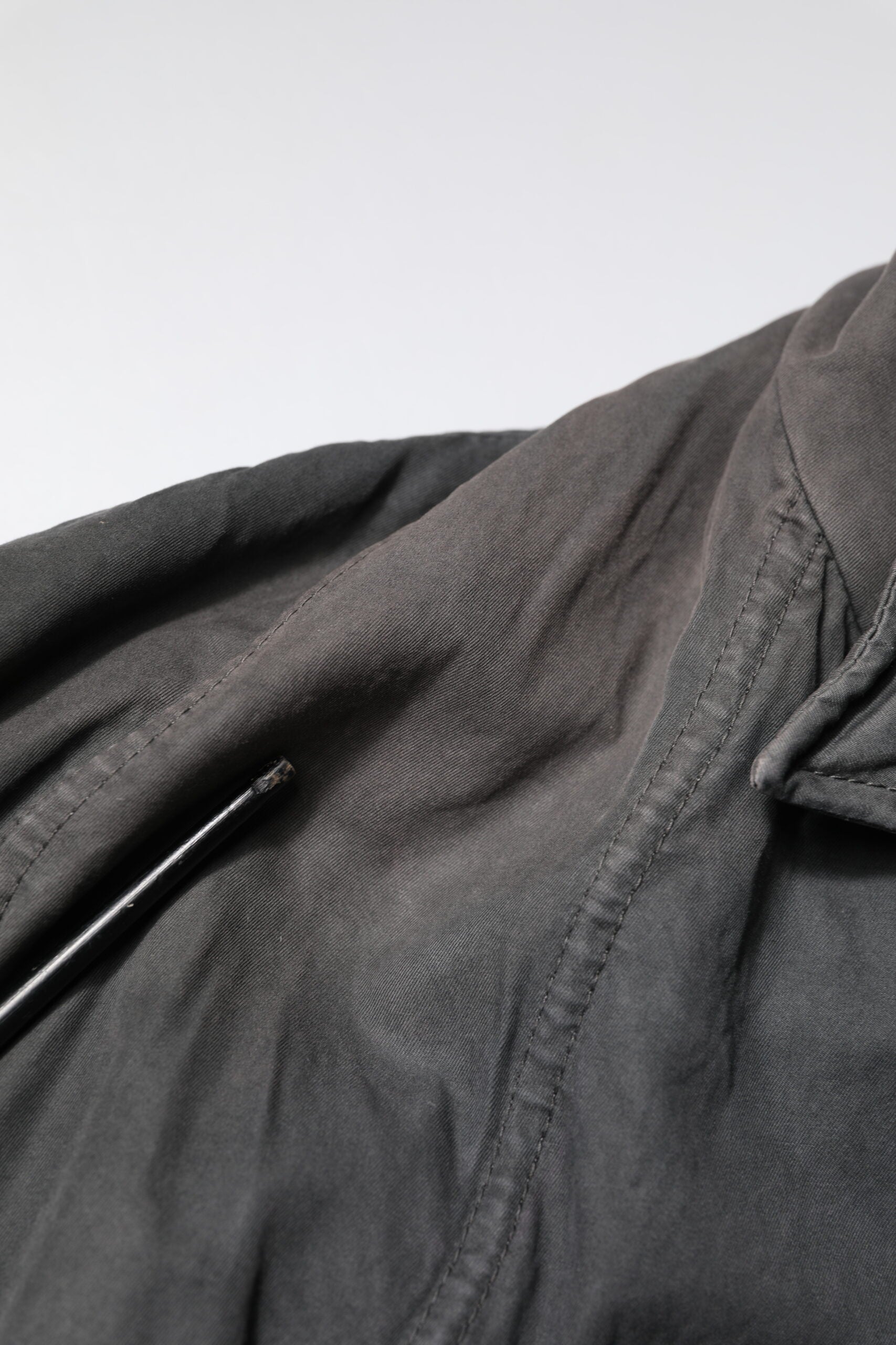 Veste noire en coton Dolce & Gabbana avec col, coupe élégante, style classique et tissu solide visible sur l'image.
