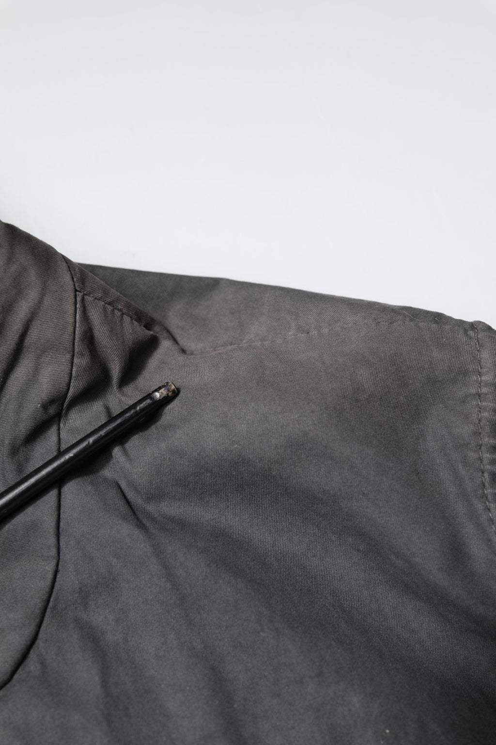 Manteau noir en coton Dolce & Gabbana avec col, veste solide et élégante, portée décontractée ou sophistiquée.