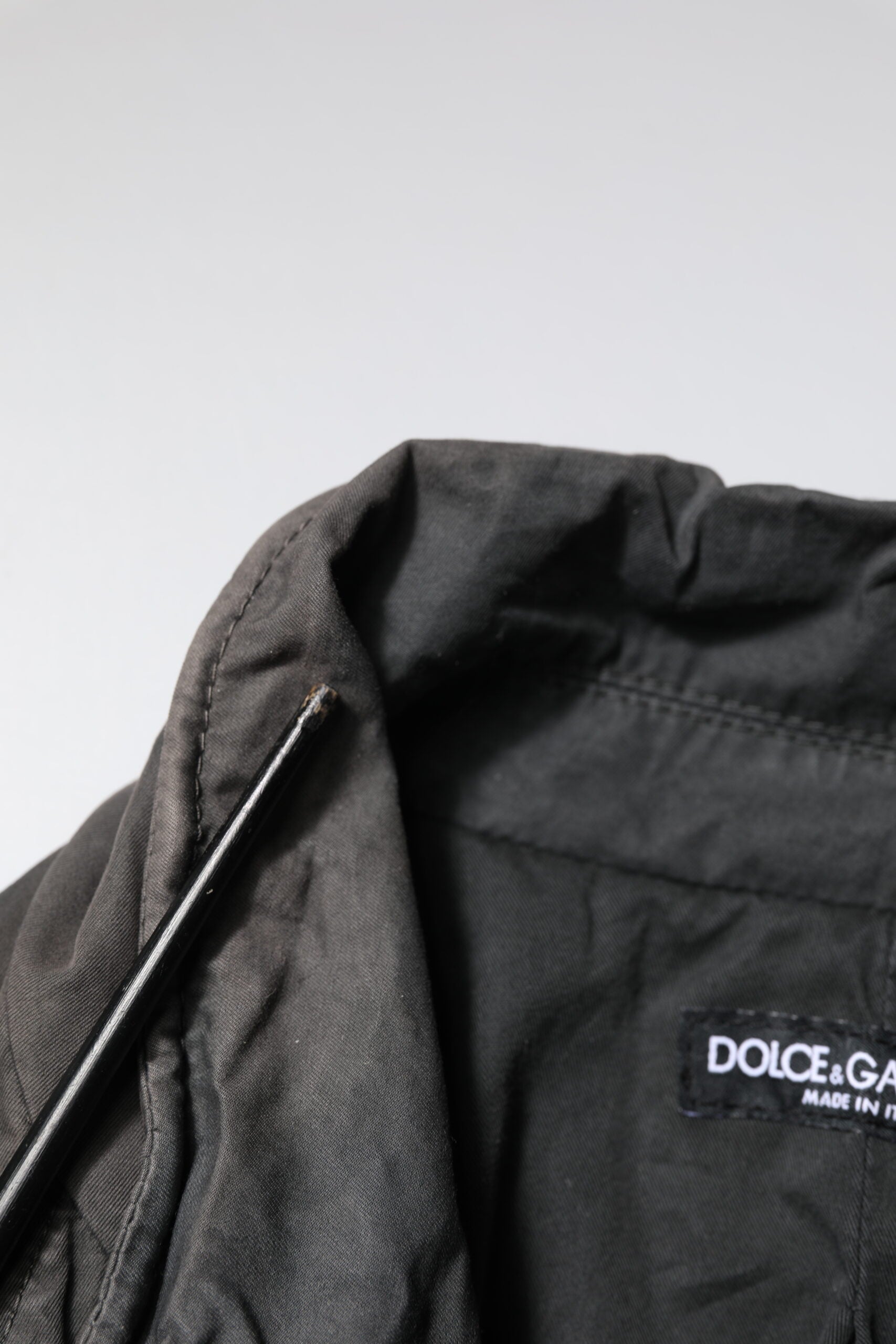 Manteau noir en coton Dolce & Gabbana avec col, veste élégante, coupe classique et tissu solide, vue de détail.