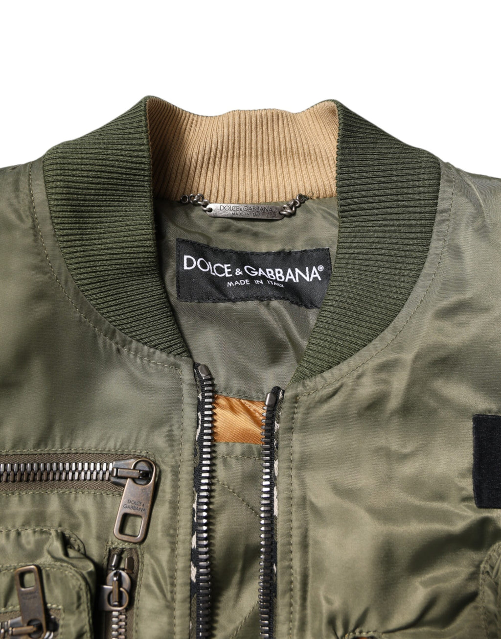 Veste bomber pour homme Dolce & Gabbana en nylon vert avec fermeture éclair complète, style moderne et élégant.