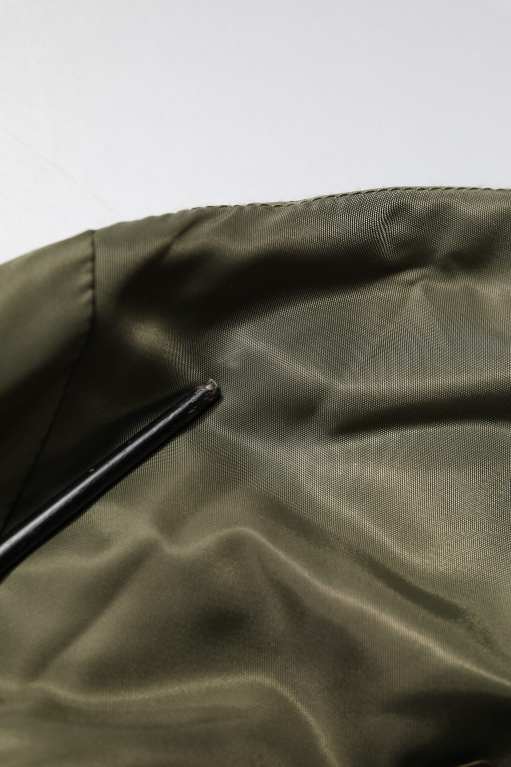 Veste bomber homme en nylon vert Dolce & Gabbana avec fermeture éclair complète, style élégant et moderne.