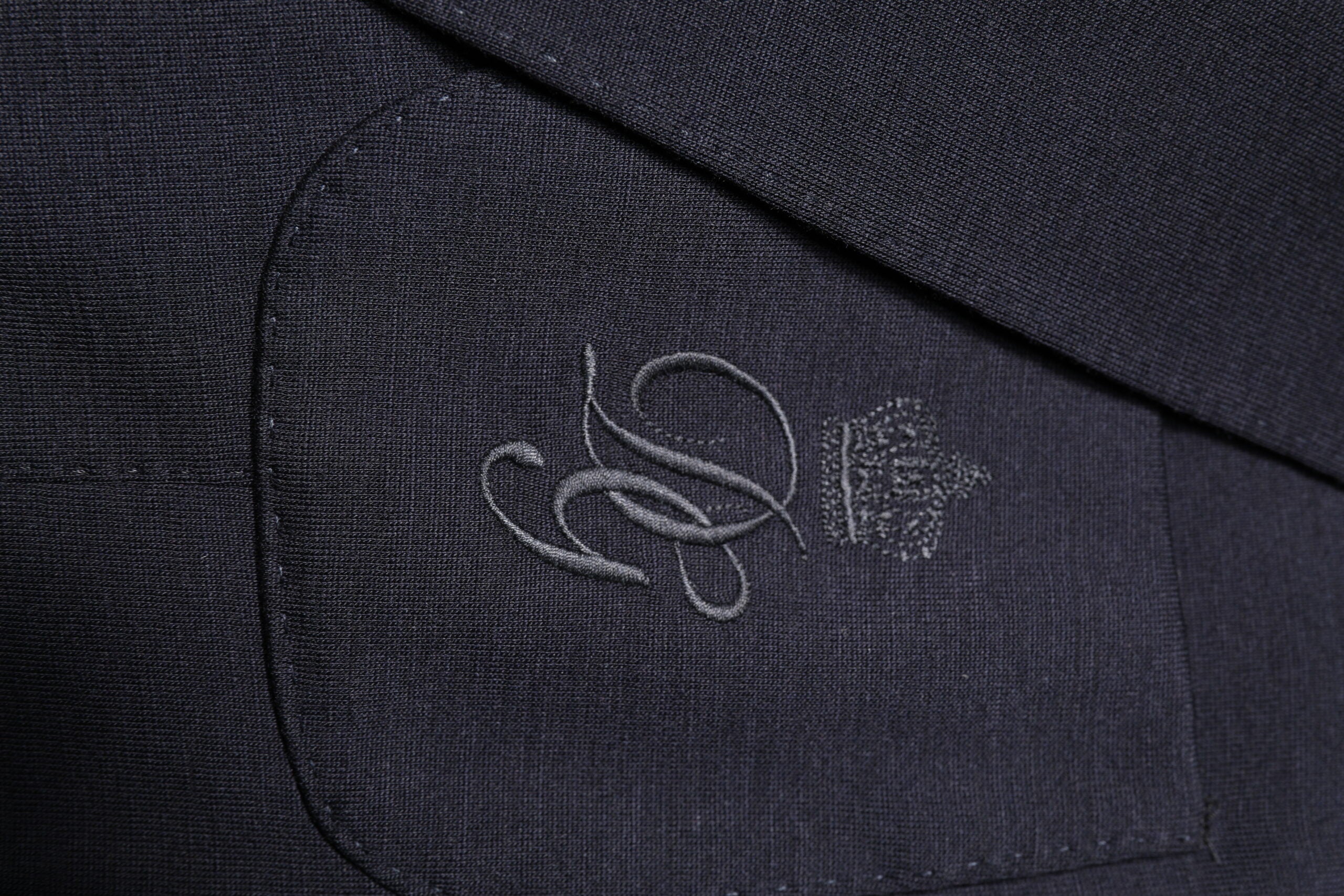 Blazer Dolce & Gabbana en laine noire, coupe simple à un bouton, porté sur un mannequin, mode élégante pour homme.