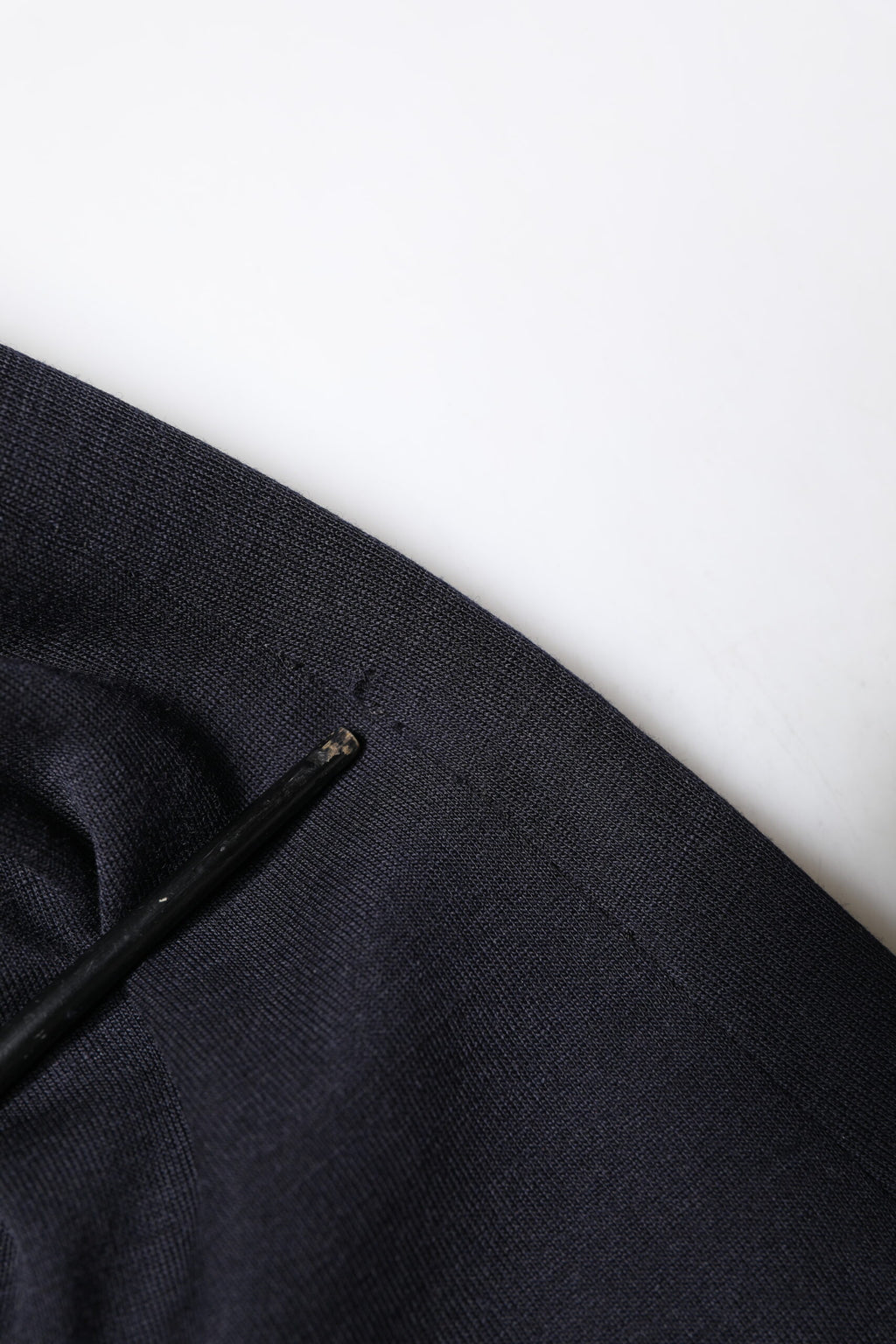 Blazer noir en laine Dolce & Gabbana, costume à un bouton, veste à revers crantés, style élégant et sophistiqué.