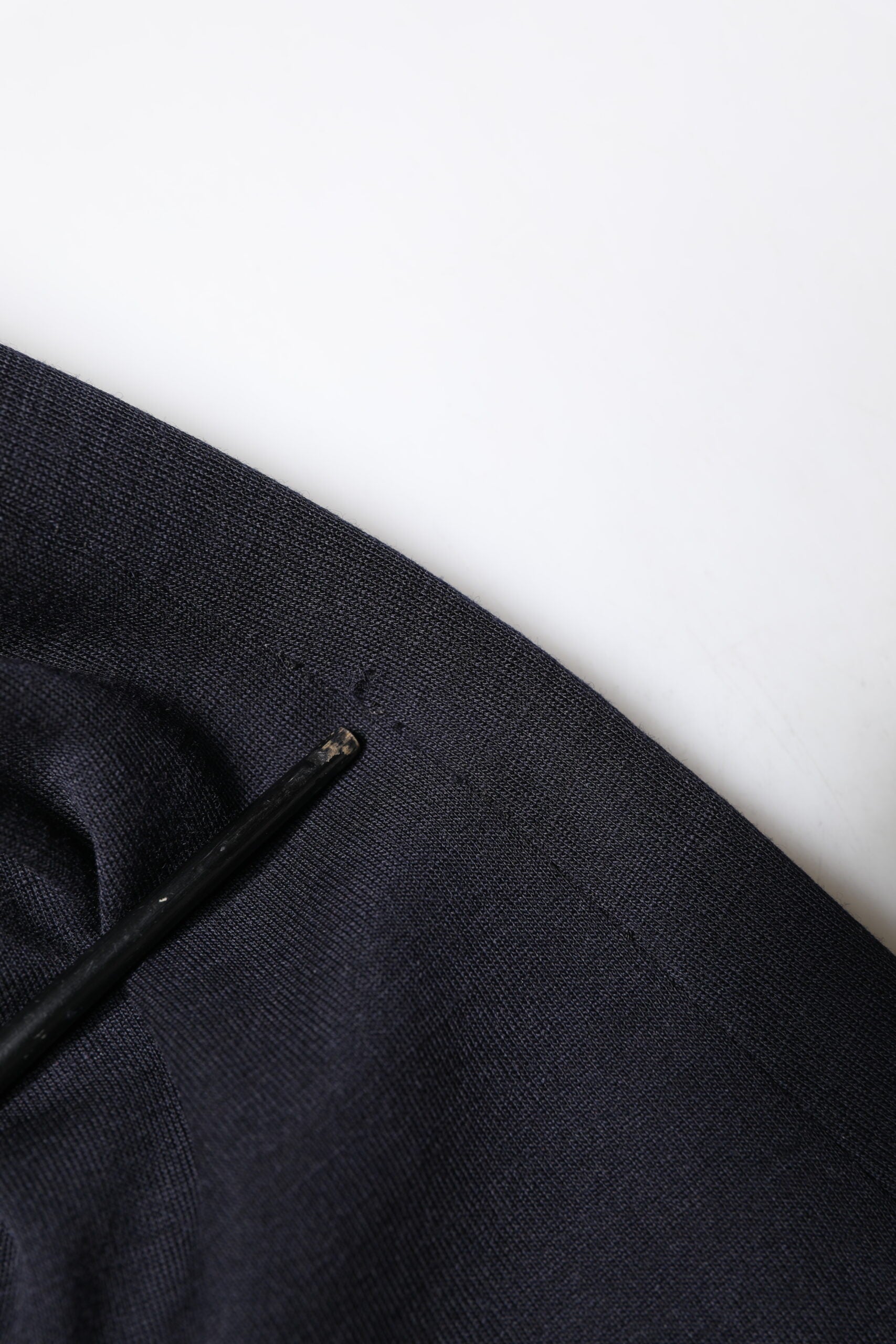 Blazer noir en laine Dolce & Gabbana, costume à un bouton, veste à revers crantés, style élégant et sophistiqué.