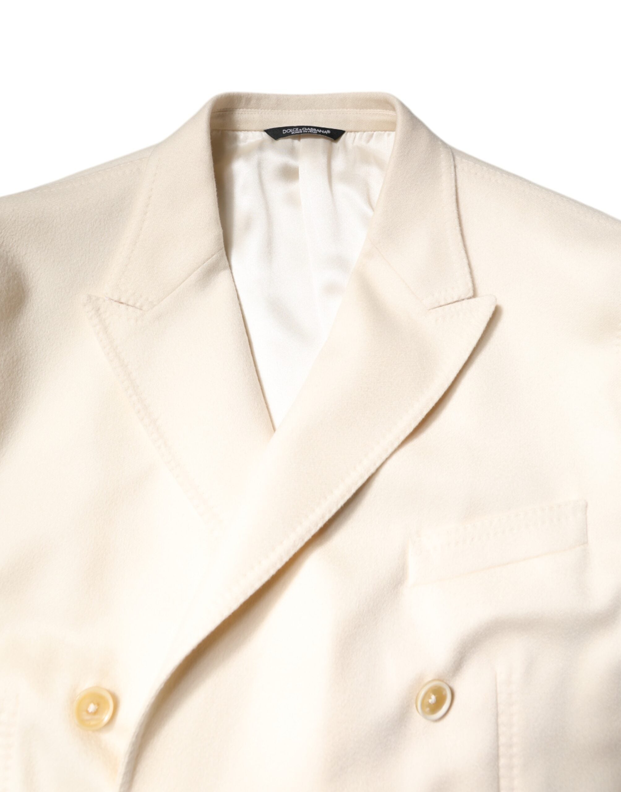 Manteau beige en cachemire Dolce & Gabbana à double boutonnage, élégant et chaud, porté sur un mannequin.