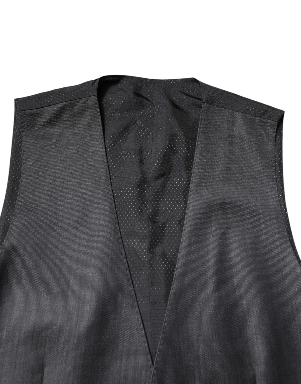 Gilet formel en laine noire Dolce & Gabbana porté, avec coupe élégante et détails sophistiqués, idéal pour occasions habillées.