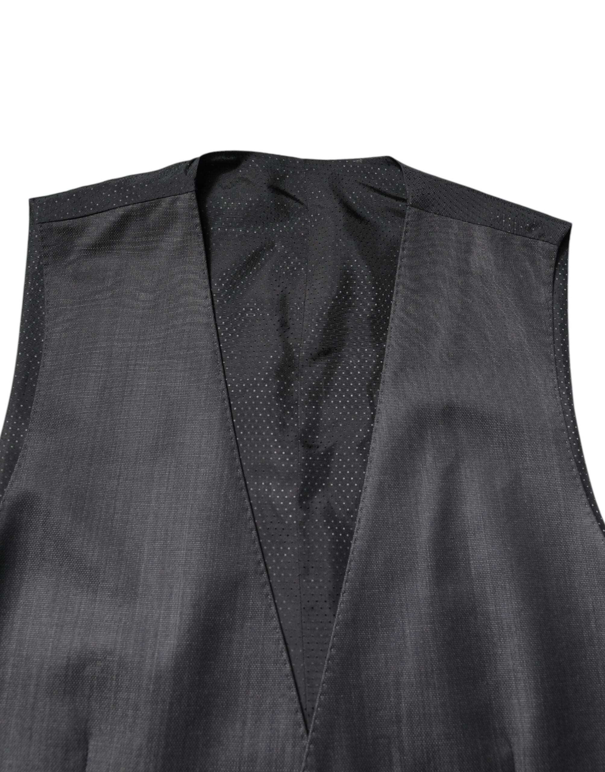 Gilet formel en laine noire Dolce & Gabbana porté, avec coupe élégante et détails sophistiqués, idéal pour occasions habillées.