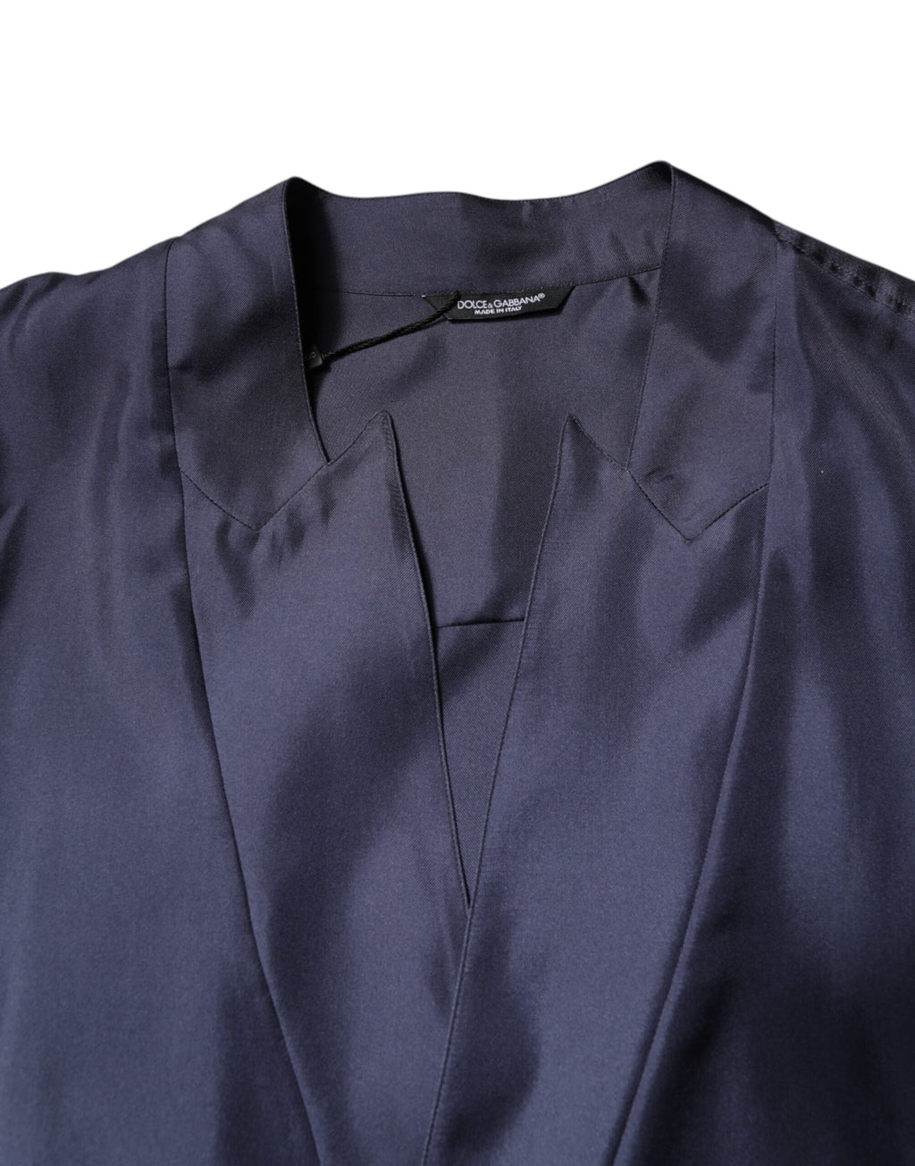 Chemise en soie bleu foncé Dolce & Gabbana à double boutonnage, élégante et sophistiquée, vue de face.