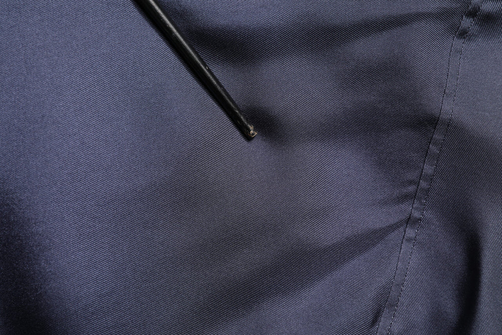 Chemise en soie bleu foncé à double boutonnage de Dolce & Gabbana, détail élégant et tissu luxueux visible sur l'image.